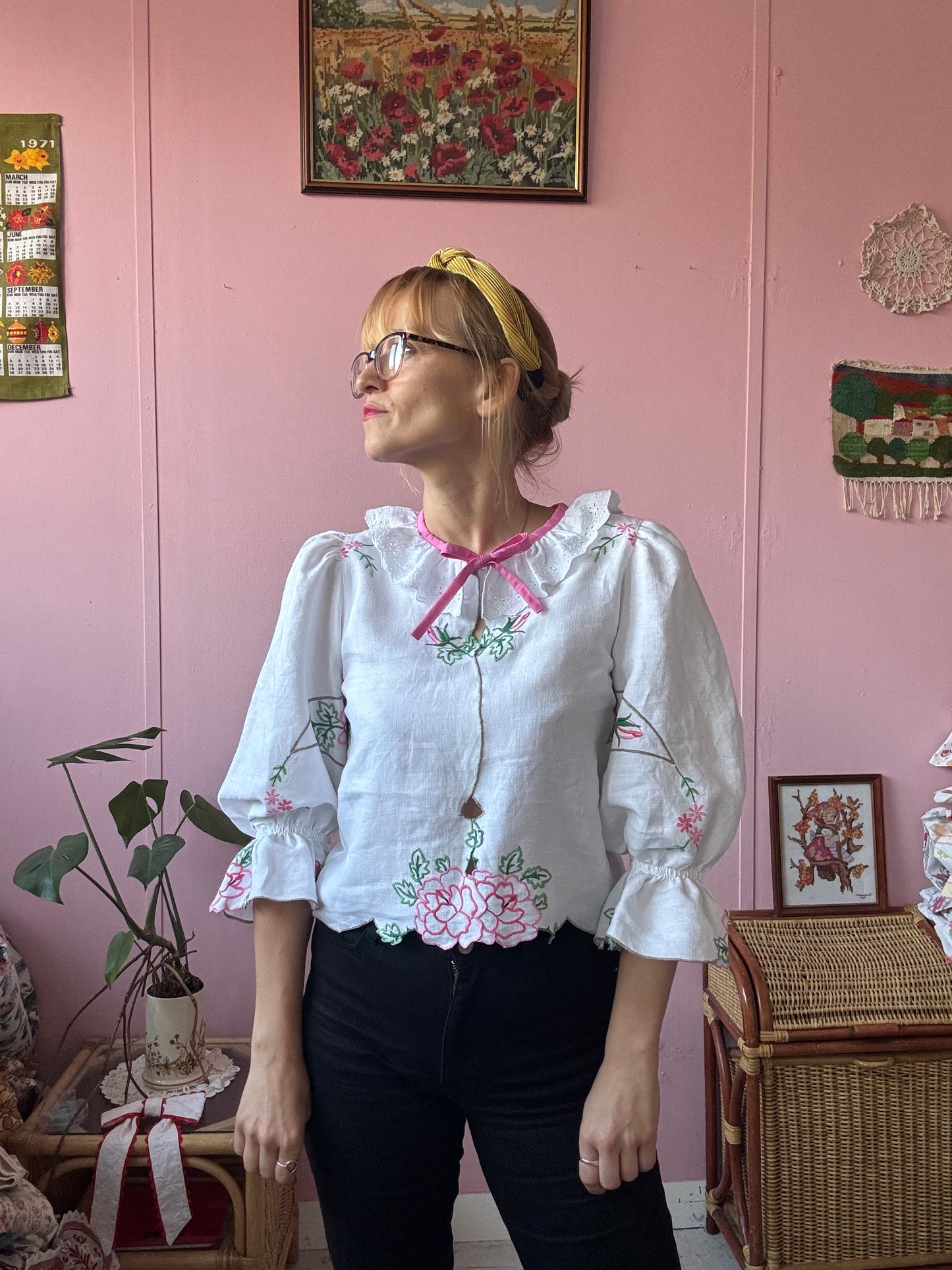 Linen blouse with roses embroidery