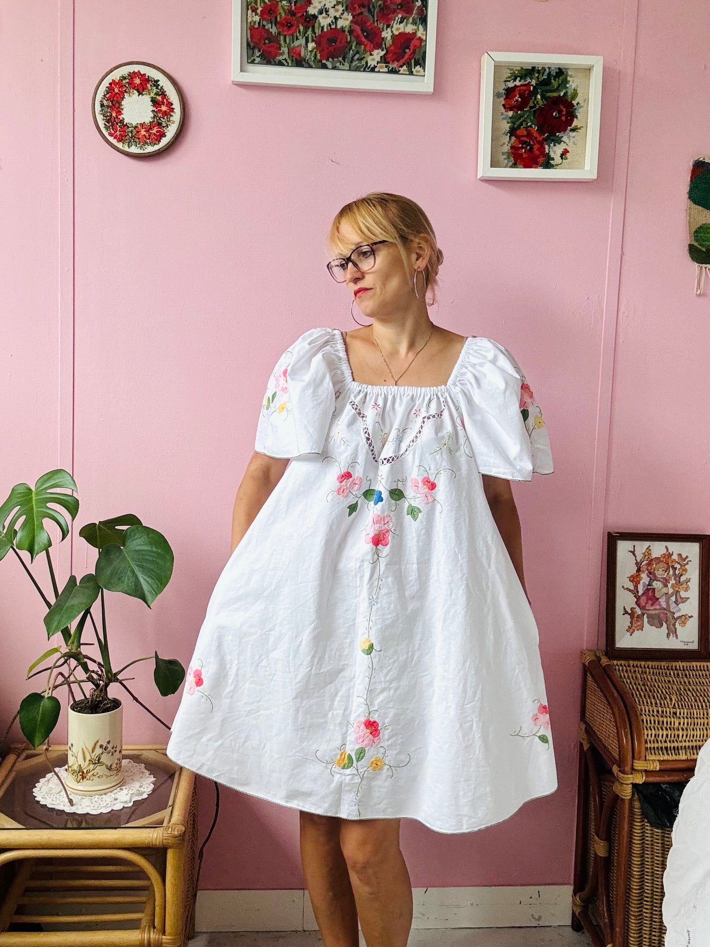Floral appliqués short dress with pink belt