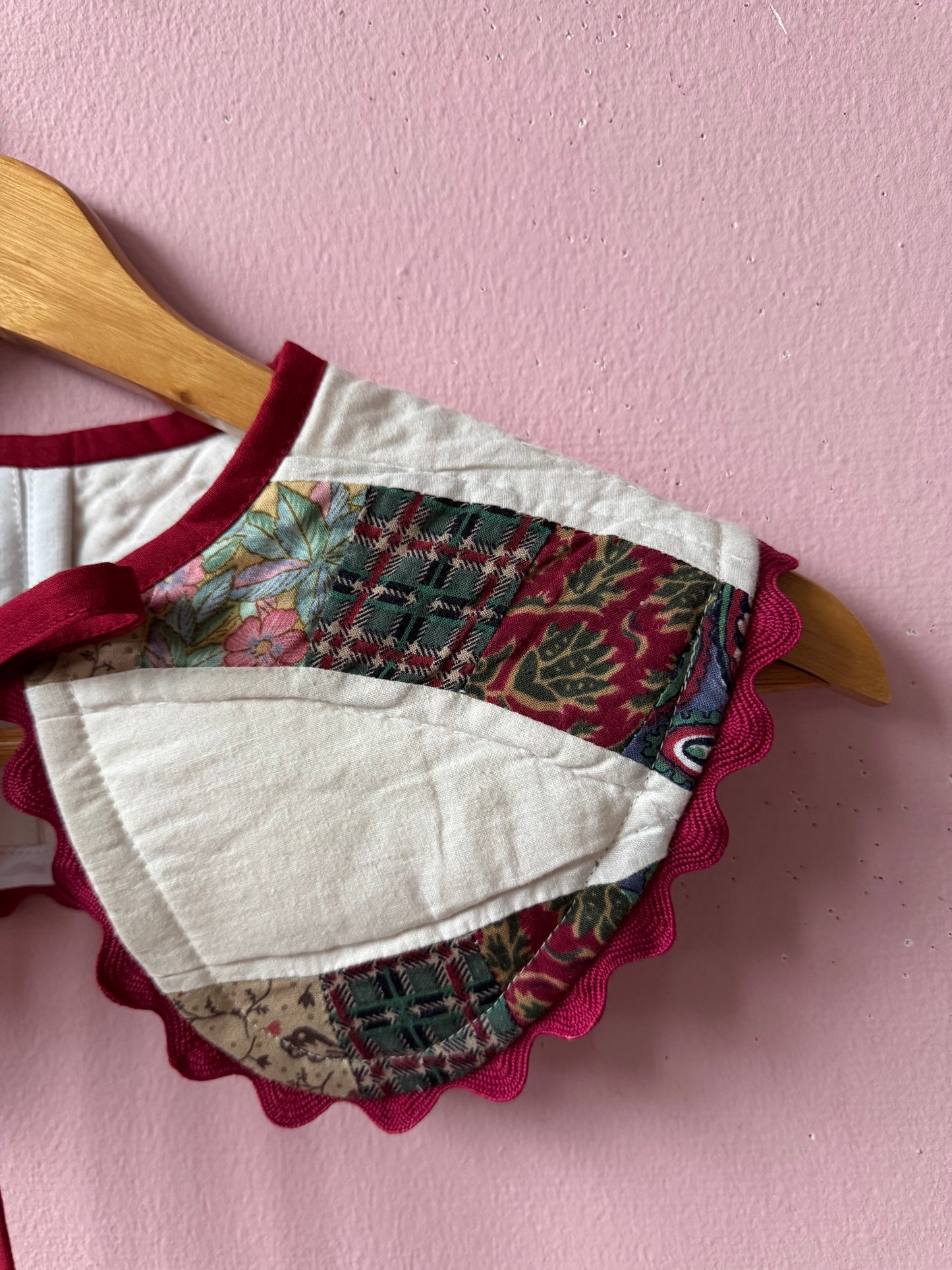 Patchwork collar with burgundy trims