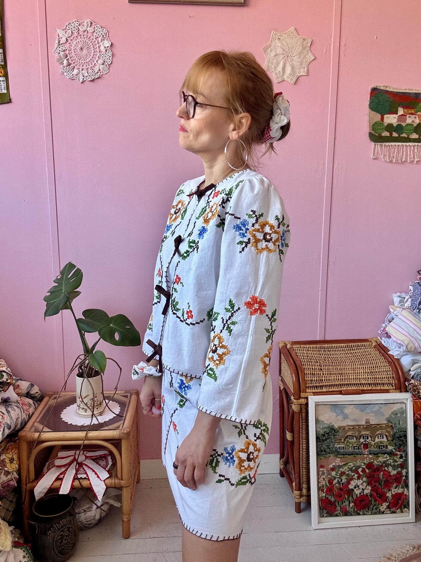 Embroidery set with brown bows