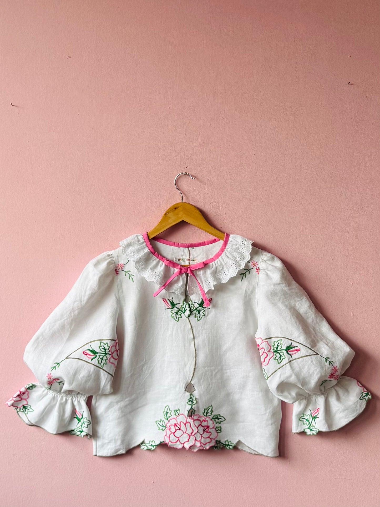 Linen blouse with roses embroidery