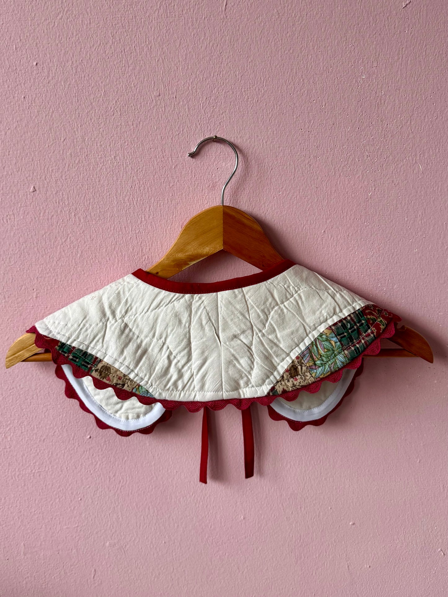 Patchwork collar with burgundy trims