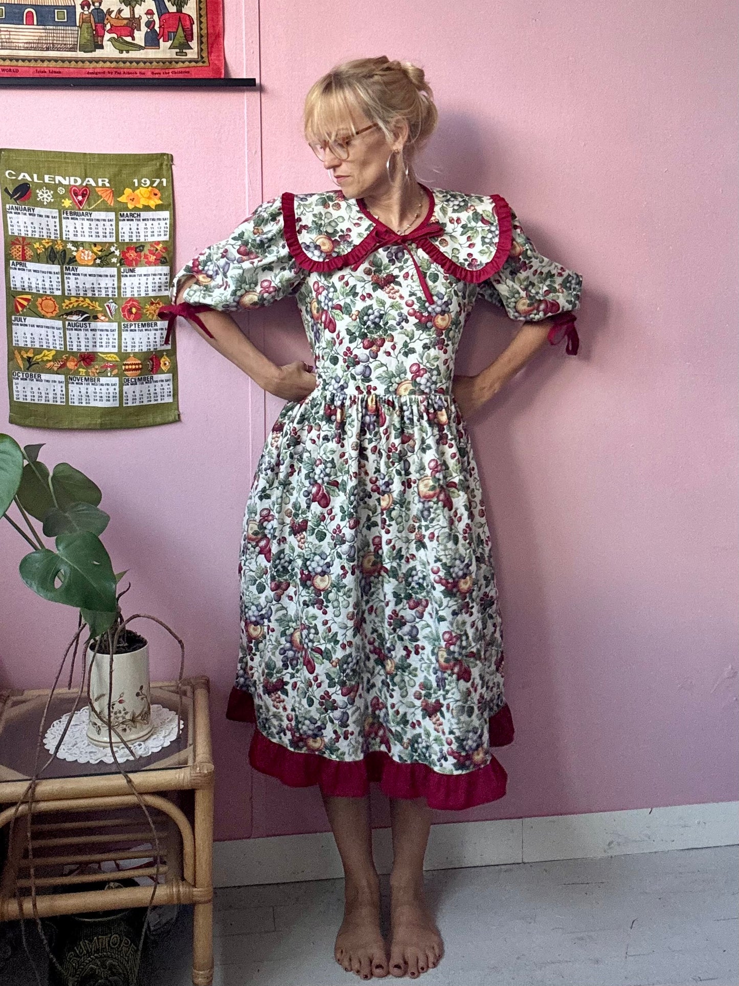 White fruity dress with detachable collar