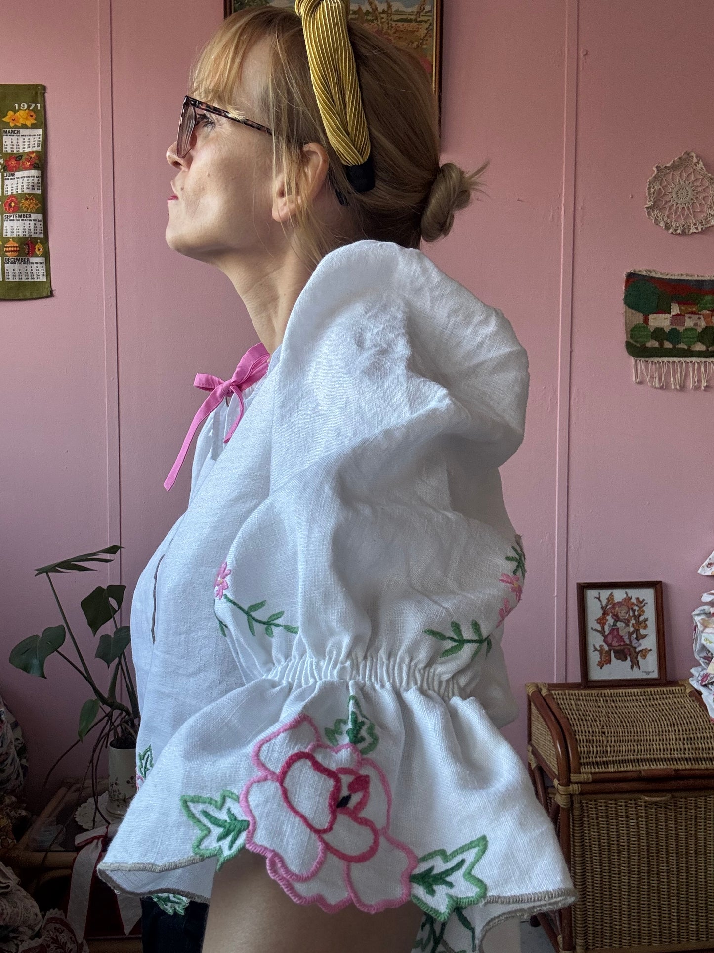 Linen blouse with roses embroidery