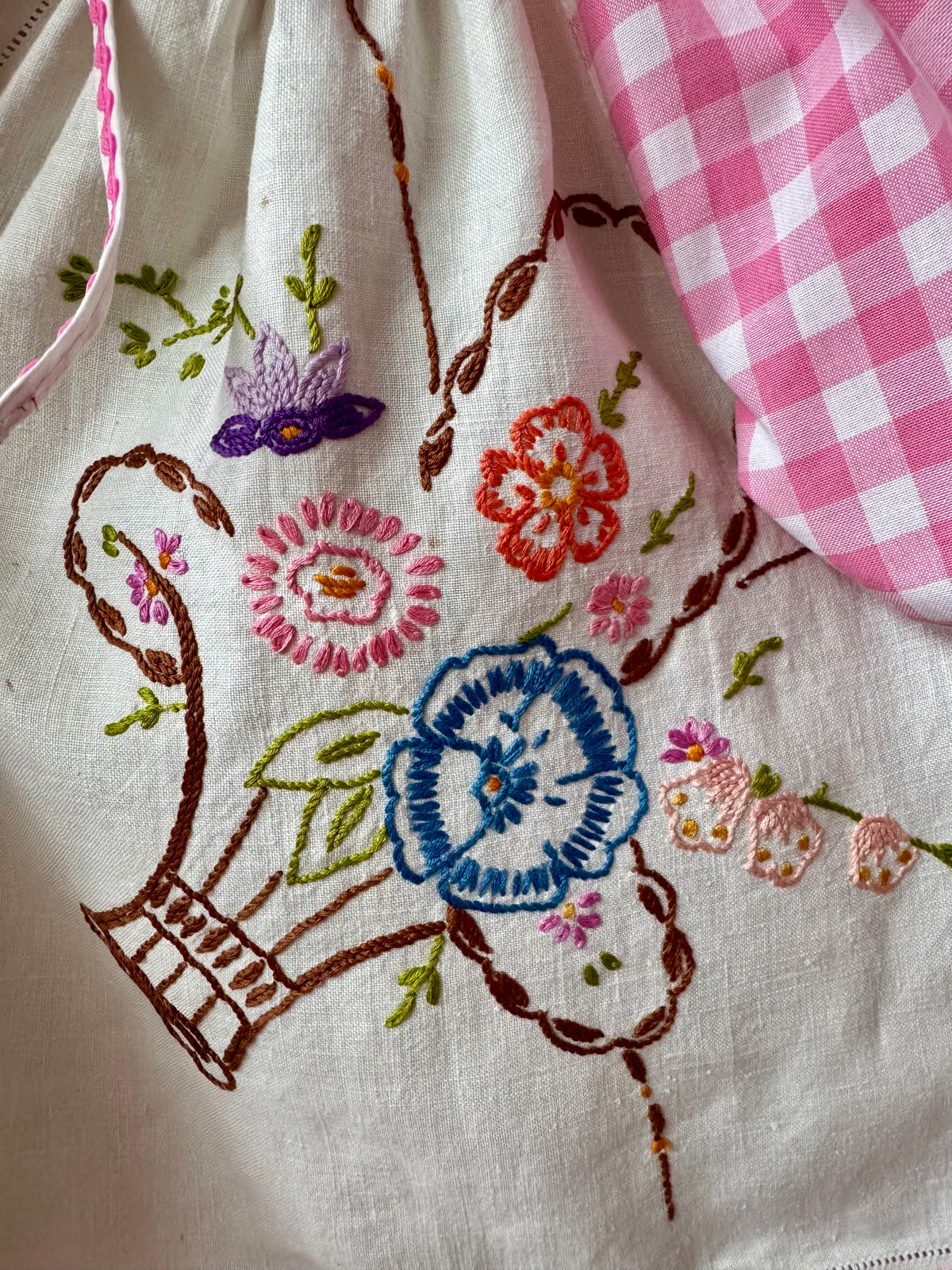 Embroidery and gingham blouse with short sleeves