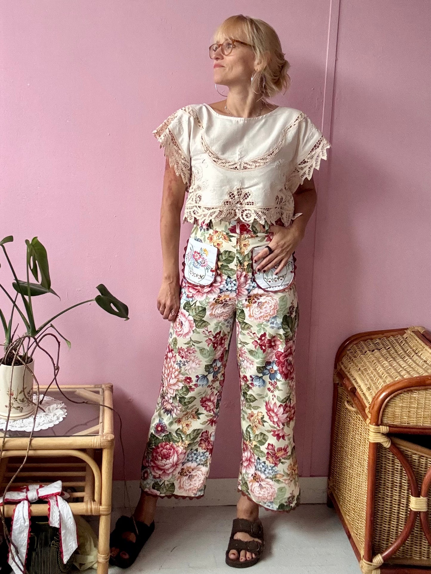 Floral trousers with embroidery pockets