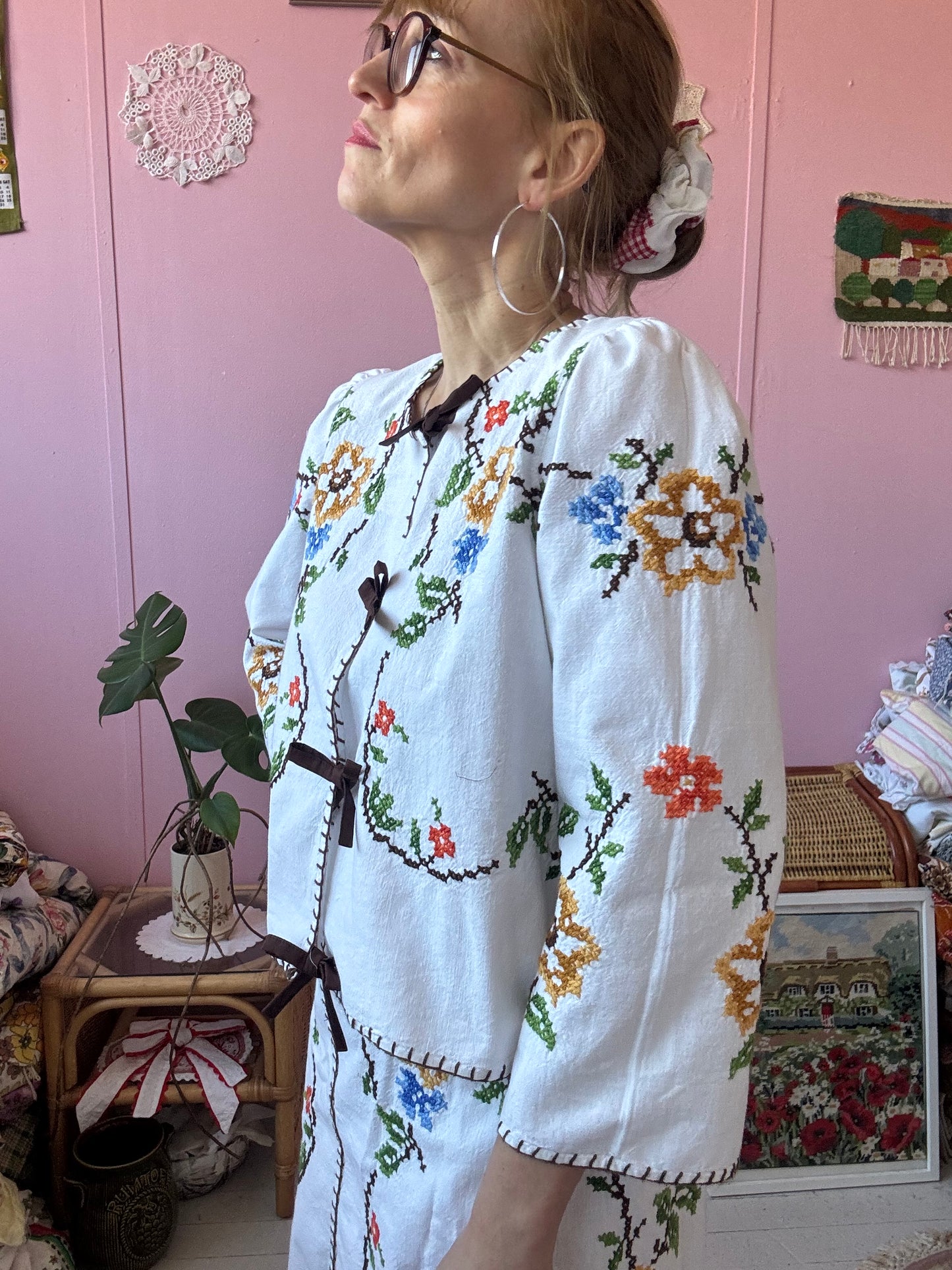 Embroidery set with brown bows
