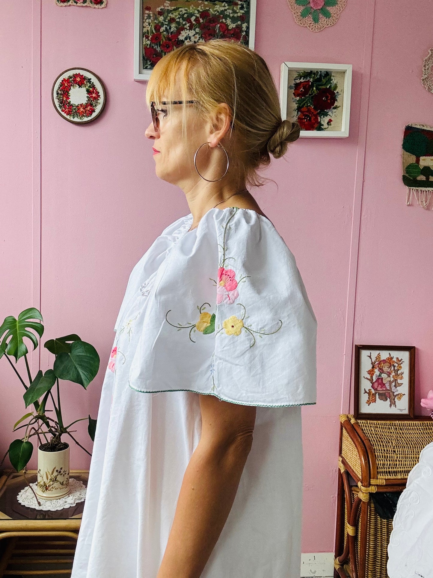 Floral appliqués short dress with pink belt