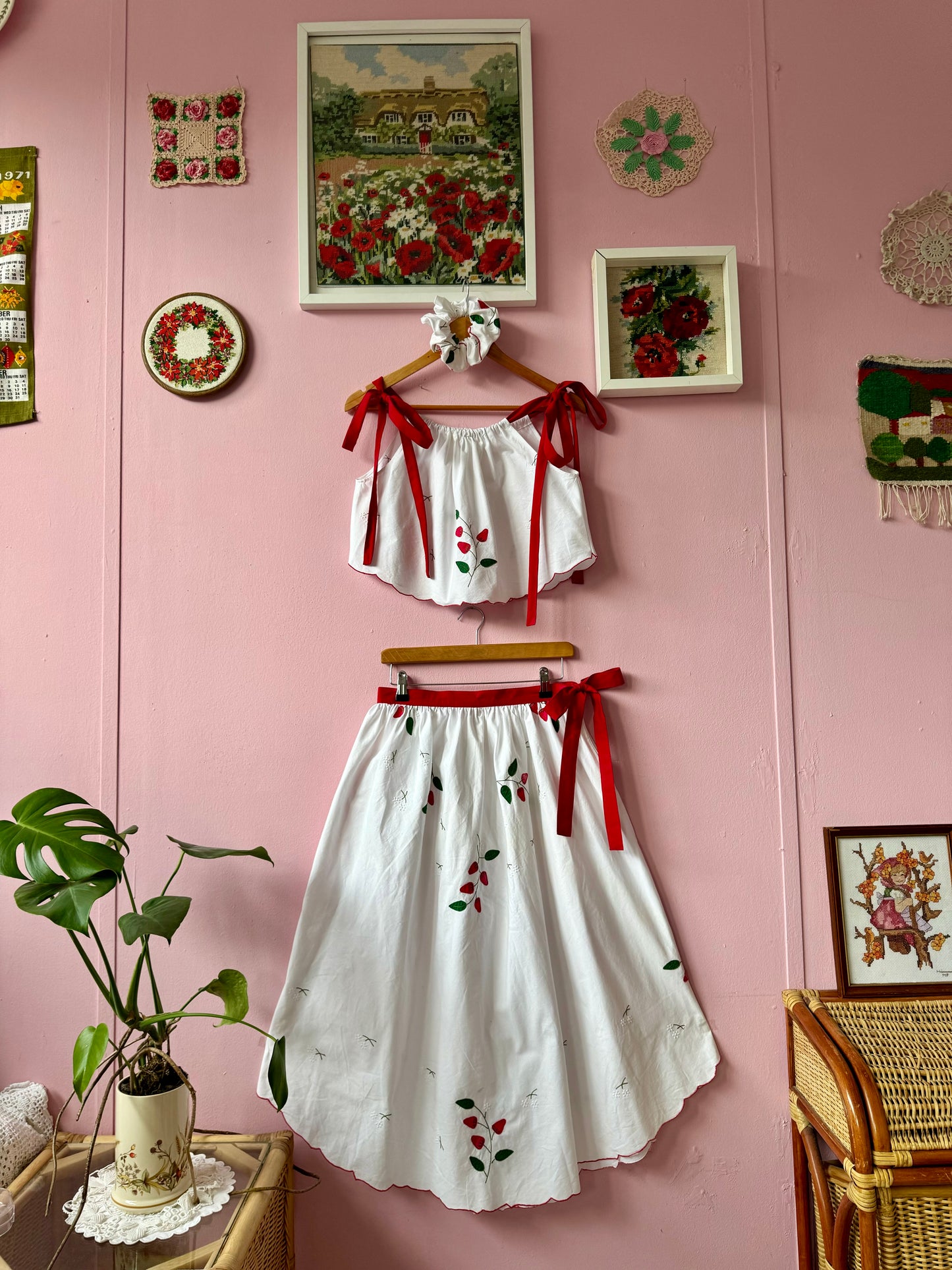 Strawberries twin set with scrunchie