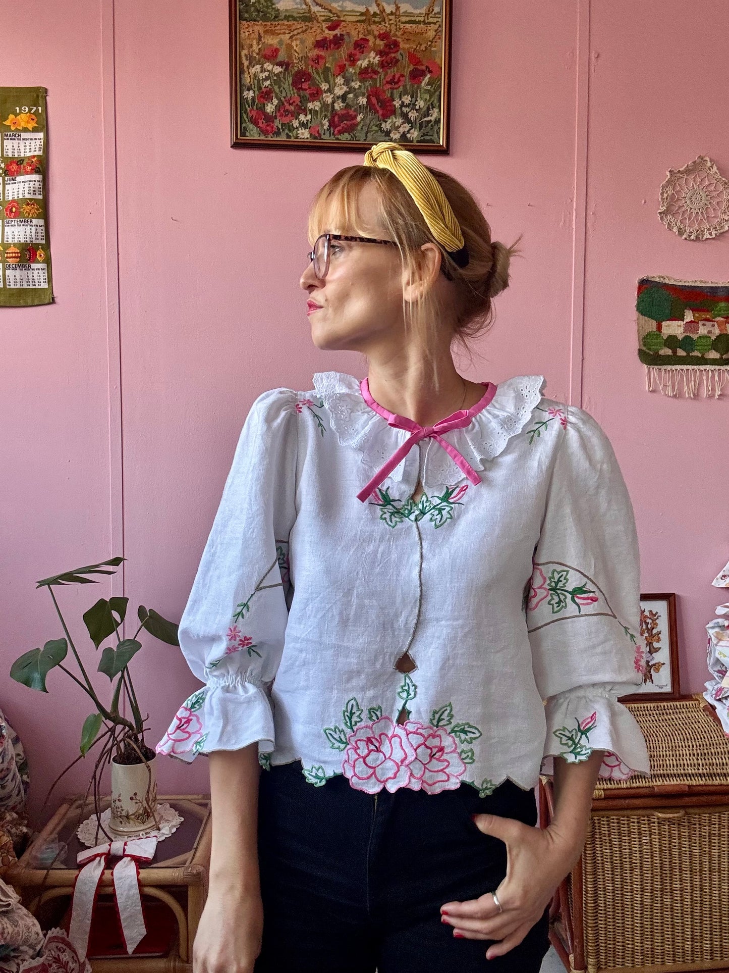 Linen blouse with roses embroidery