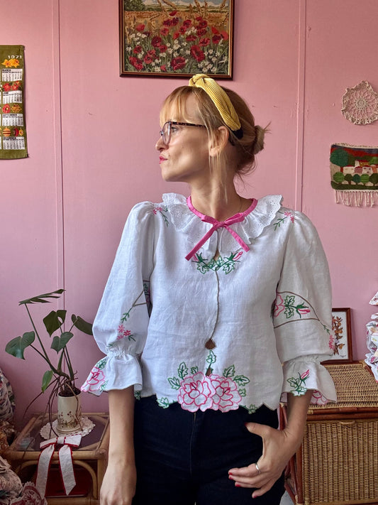 Linen blouse with roses embroidery