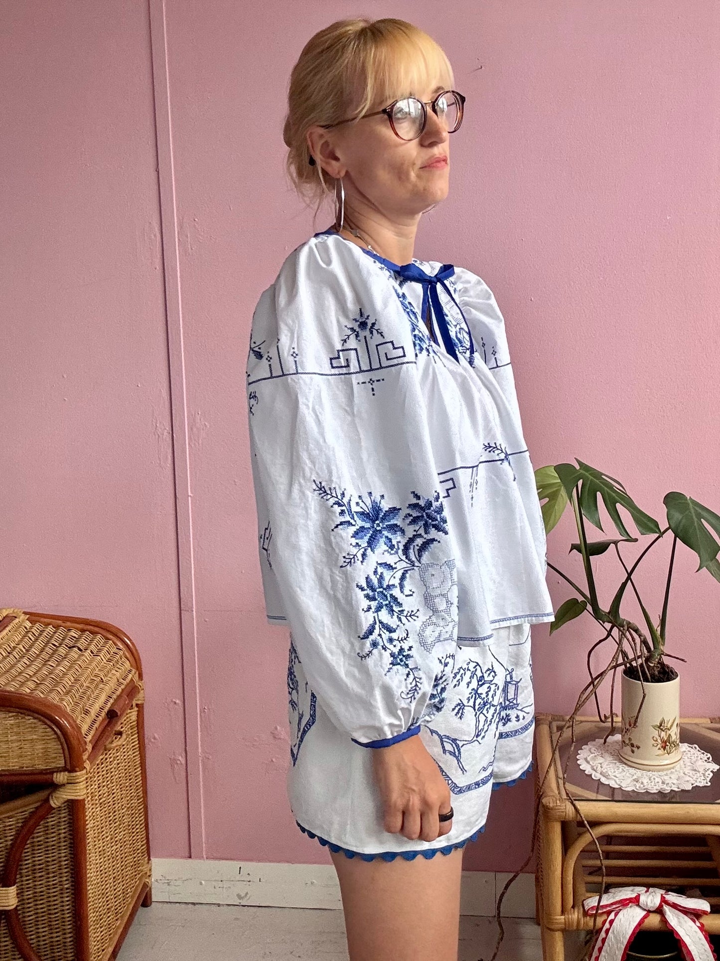 Blue embroidery blouse with long sleeves