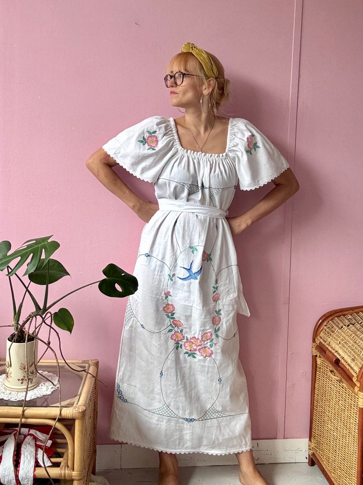 White long dress with bird and flowers embroidery