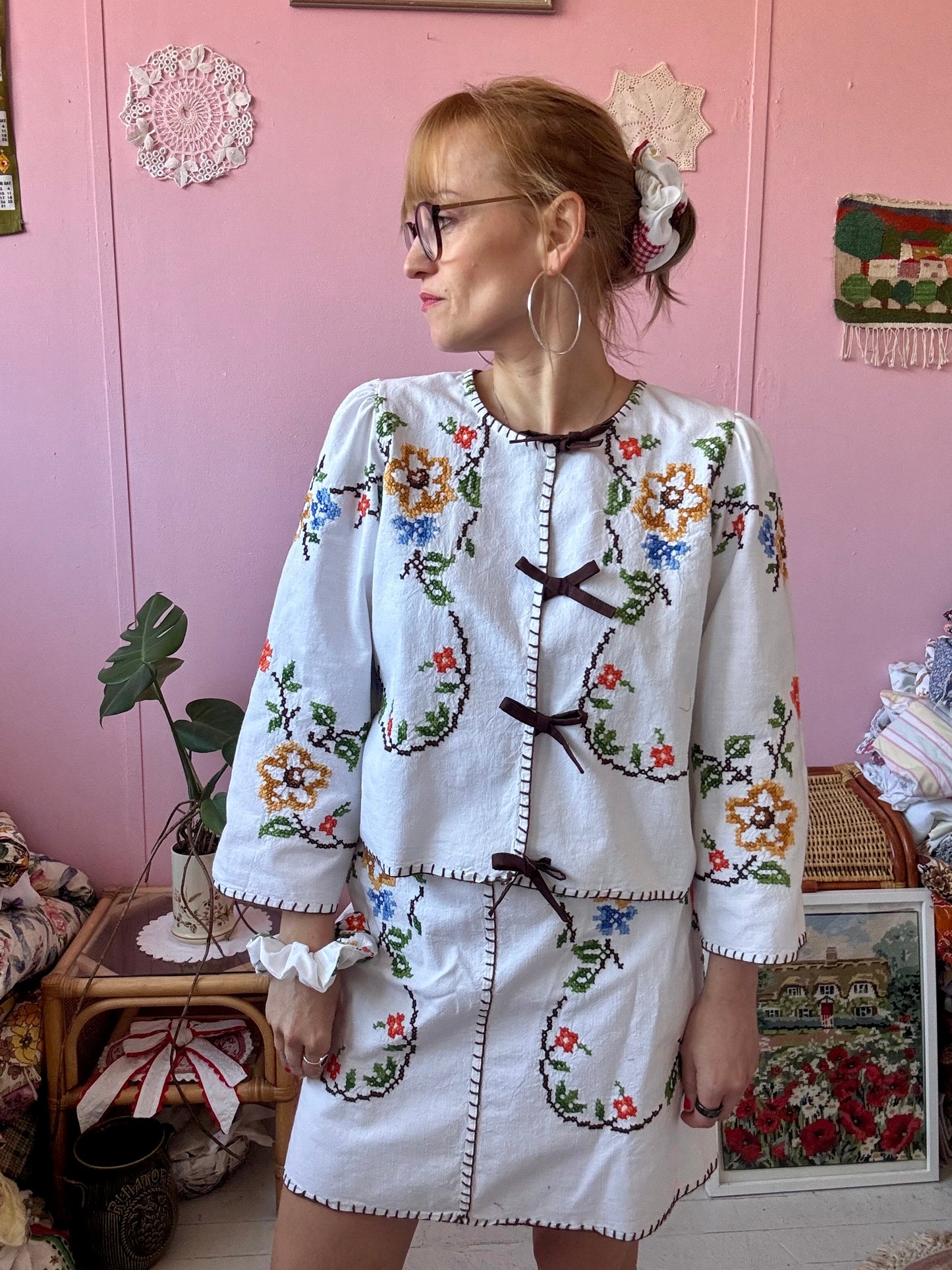 Embroidery set with brown bows