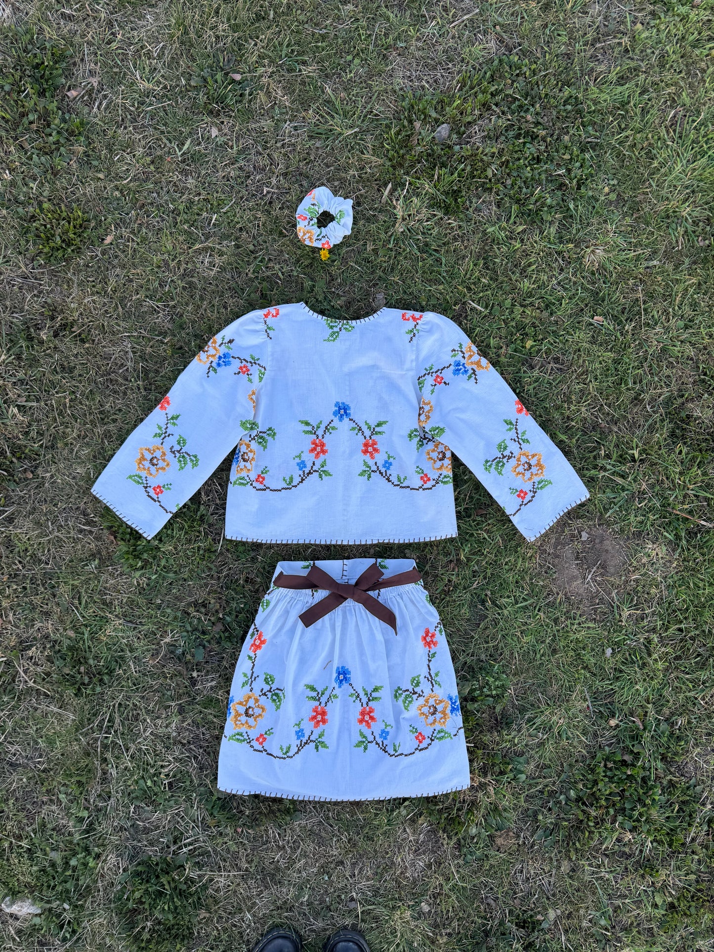Embroidery set with brown bows