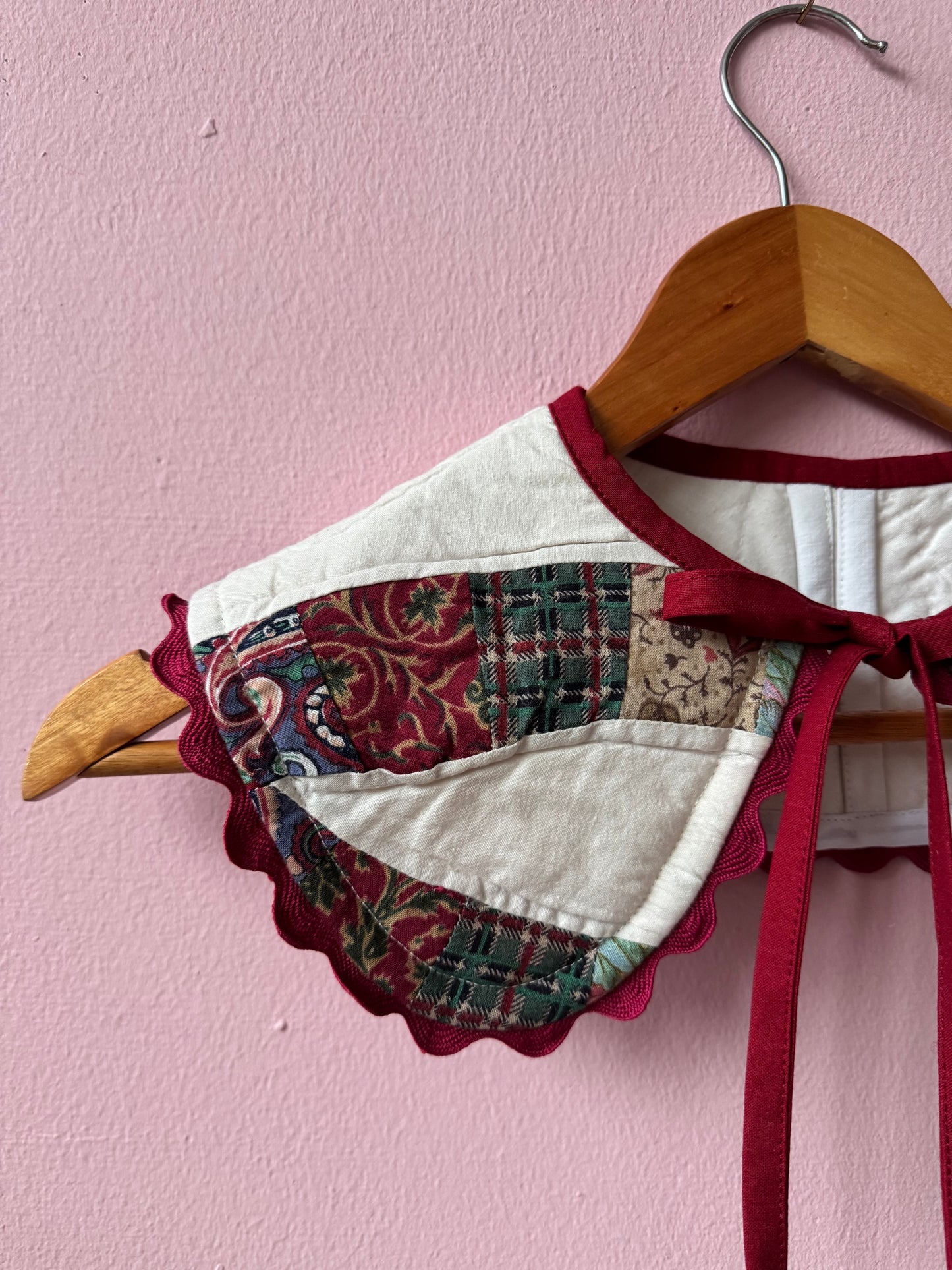Patchwork collar with burgundy trims