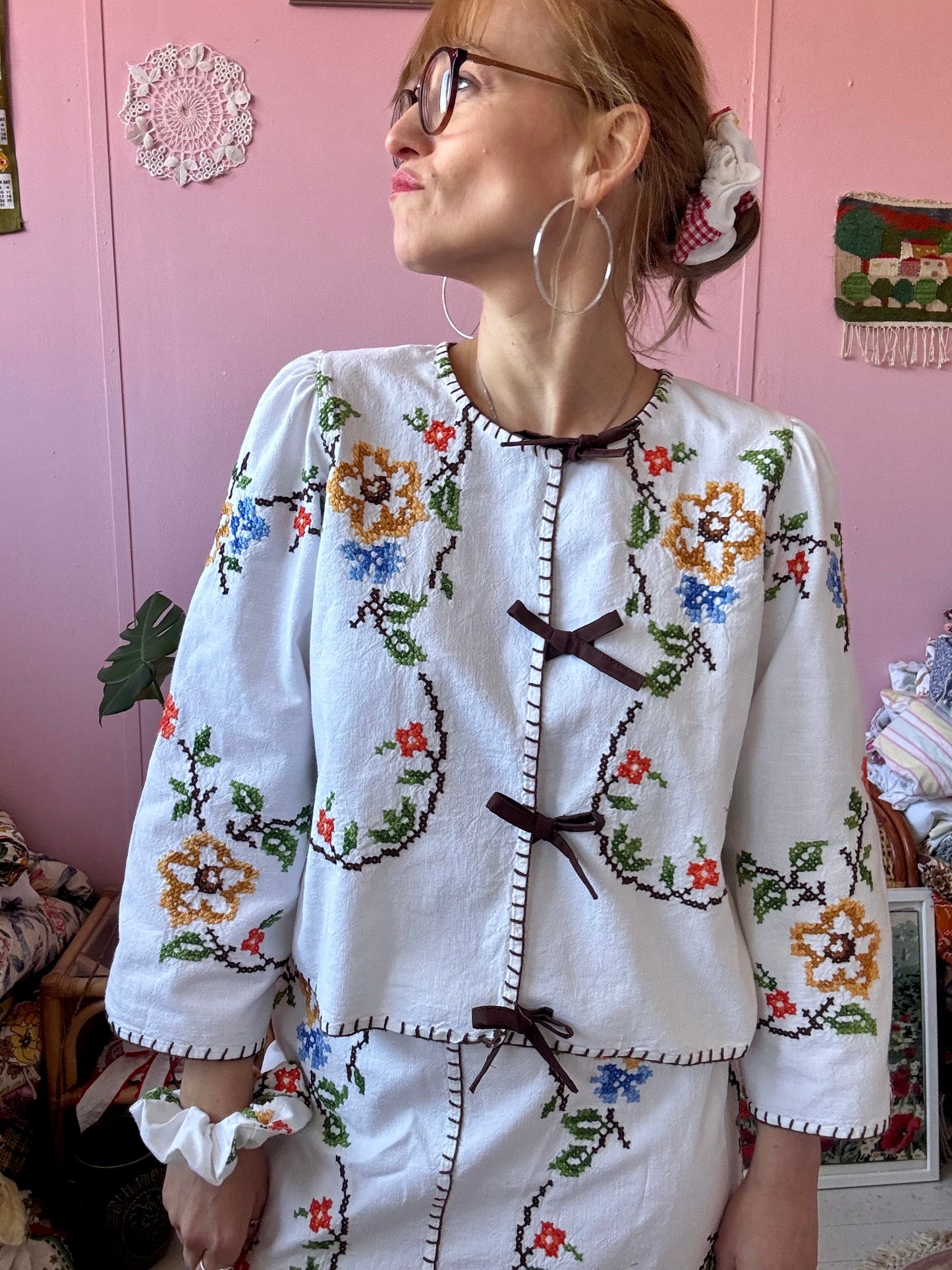 Embroidery set with brown bows