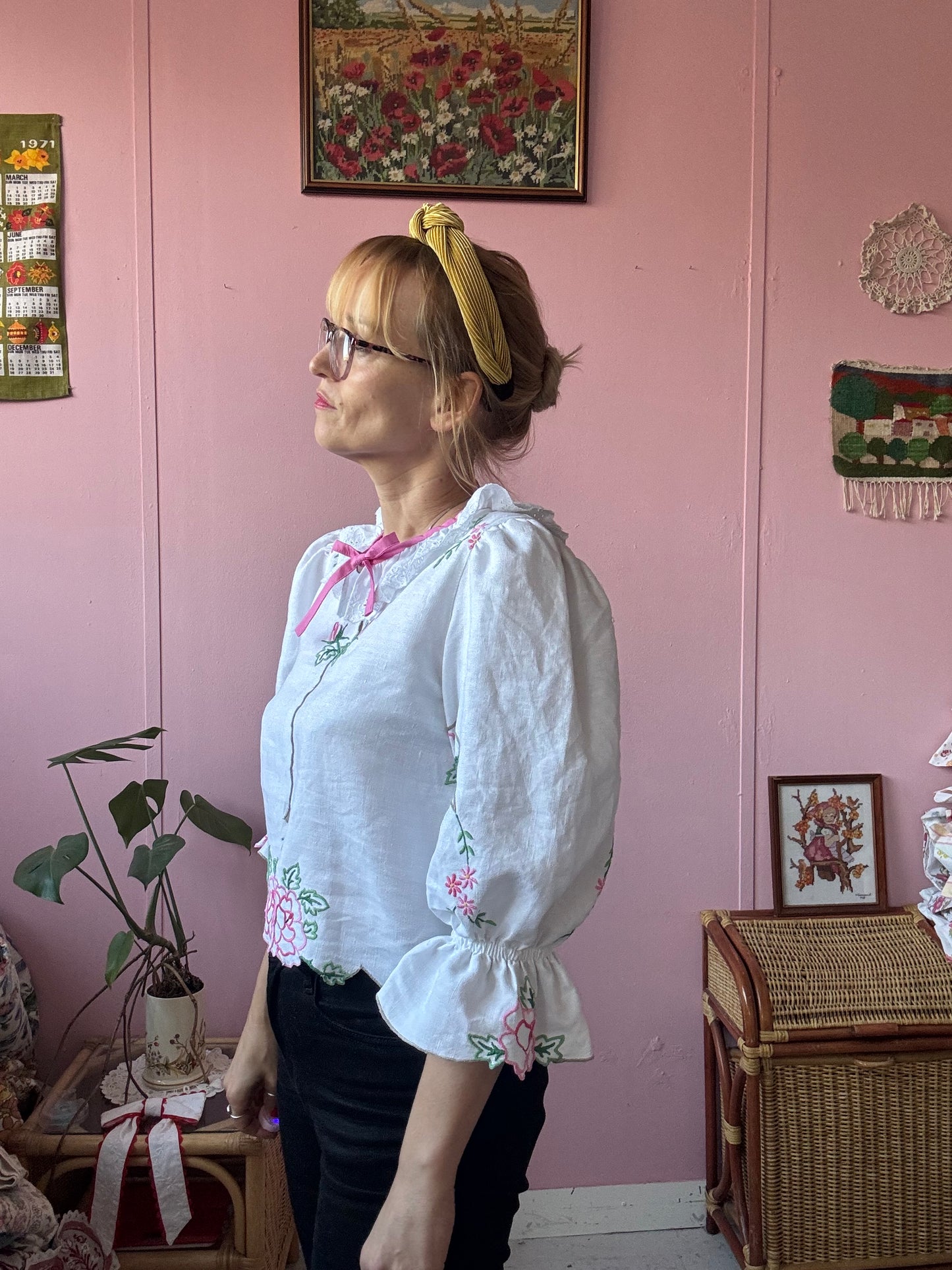 Linen blouse with roses embroidery
