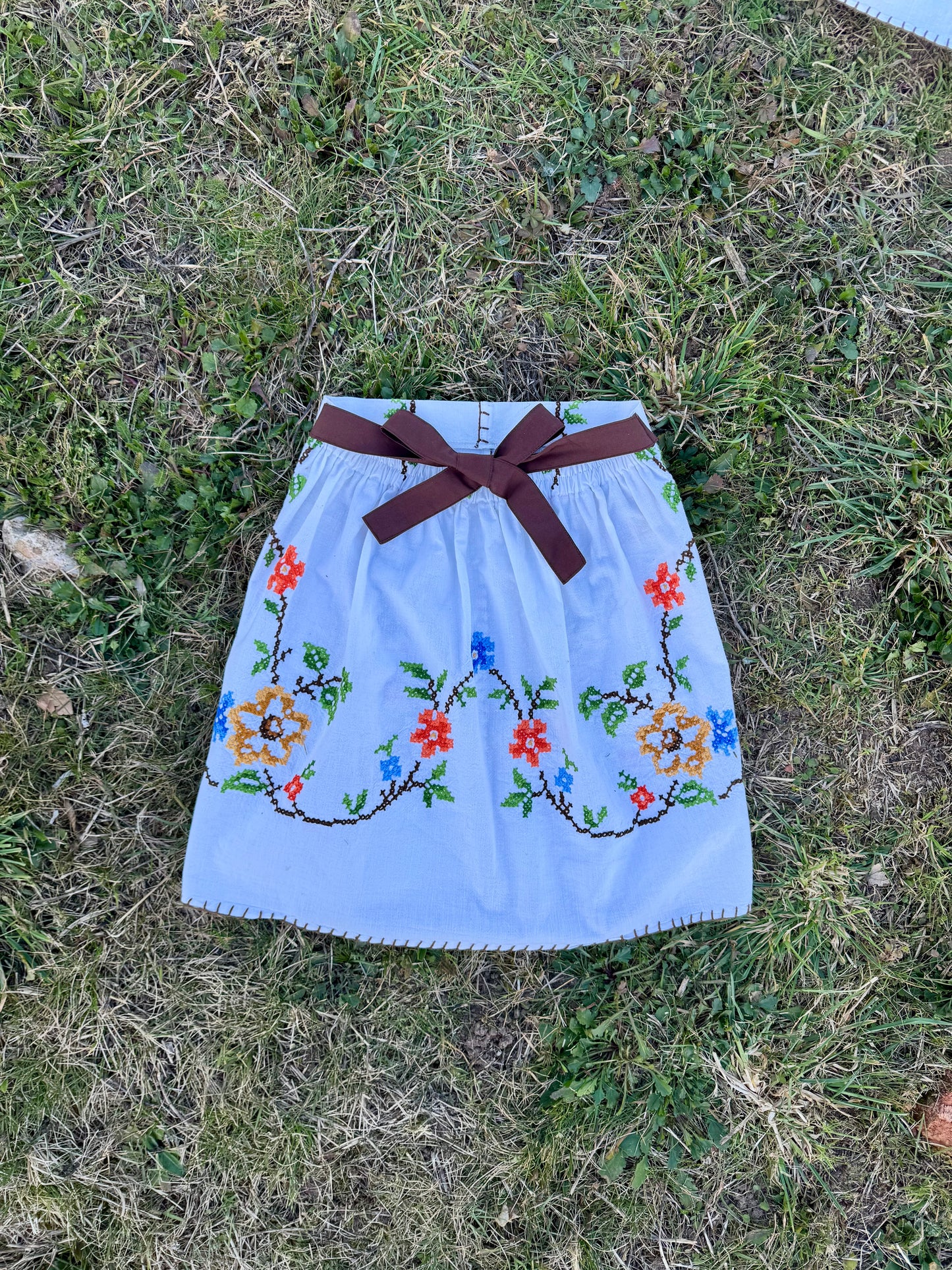 Embroidery set with brown bows