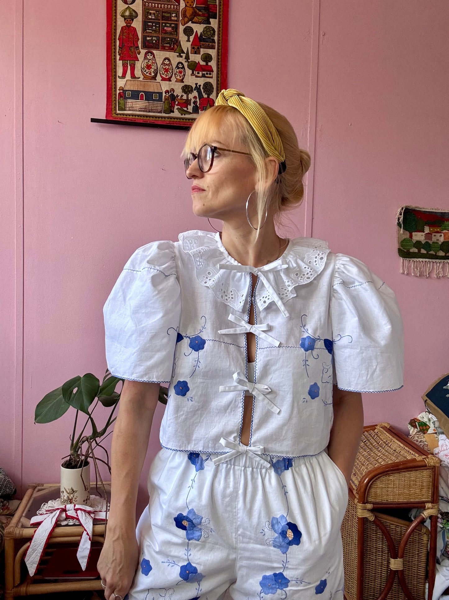 Blue floral appliqués trousers set
