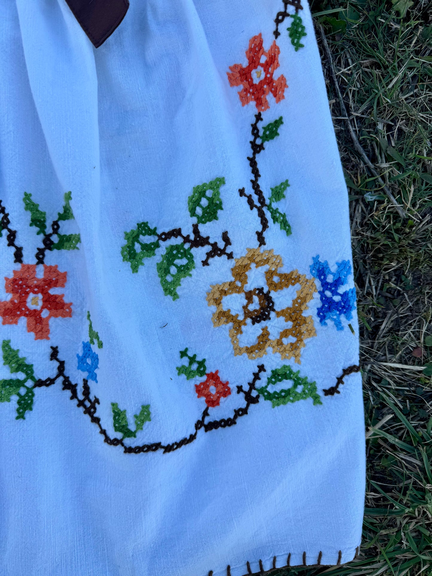 Embroidery set with brown bows