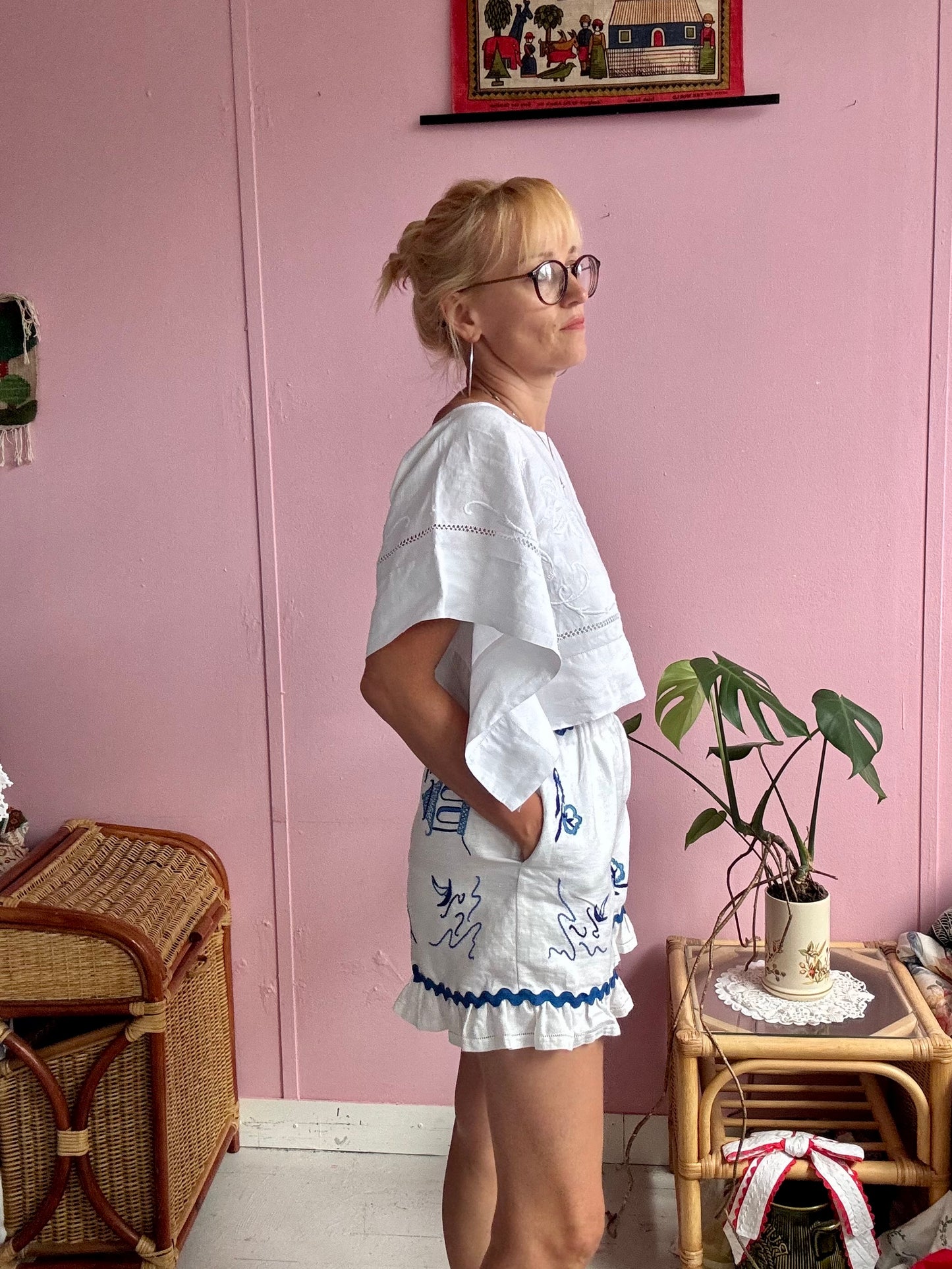 White shorts with frill
