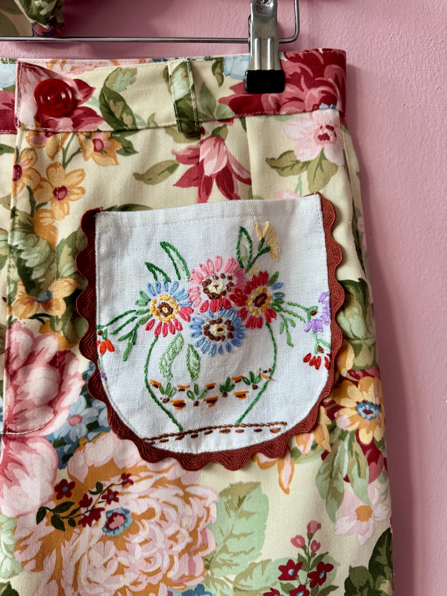 Floral trousers with embroidery pockets