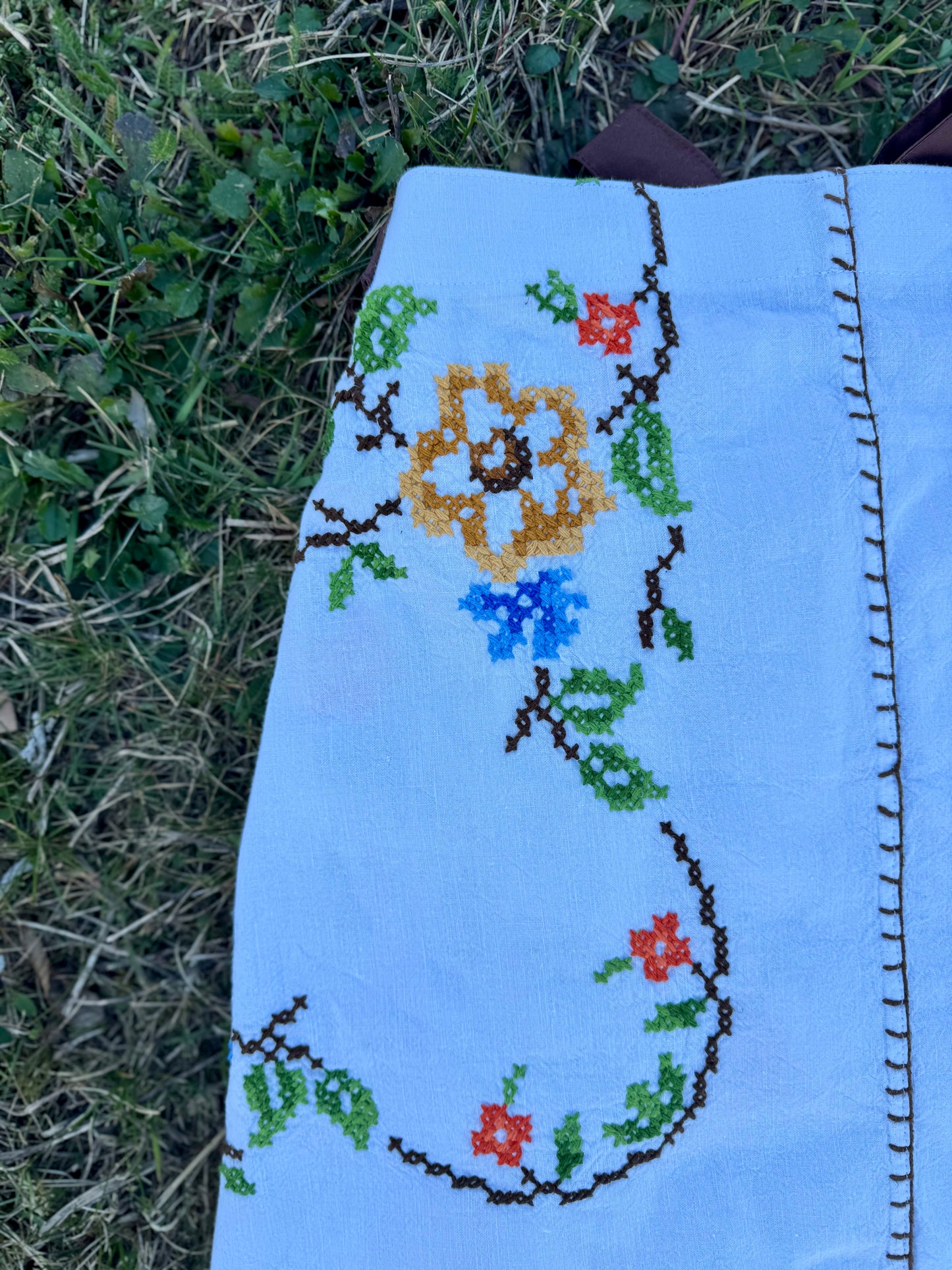 Embroidery set with brown bows