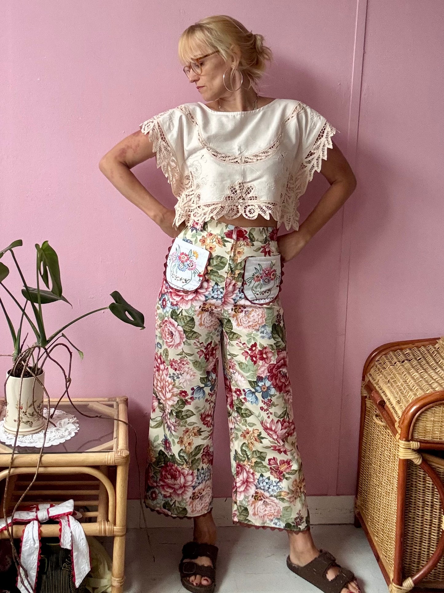 Floral trousers with embroidery pockets