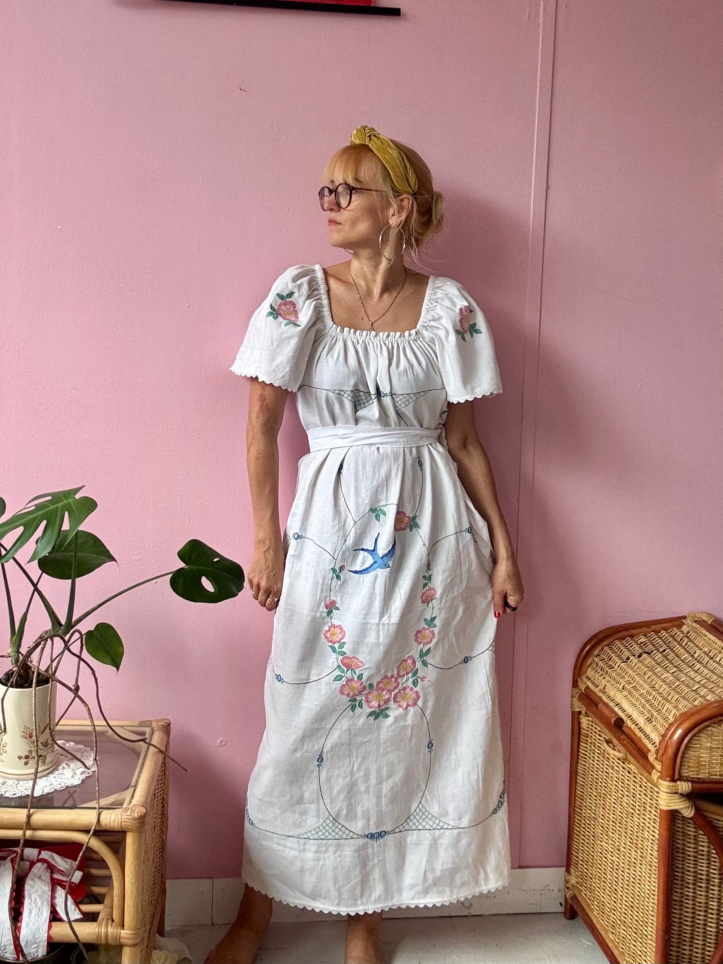 White long dress with bird and flowers embroidery
