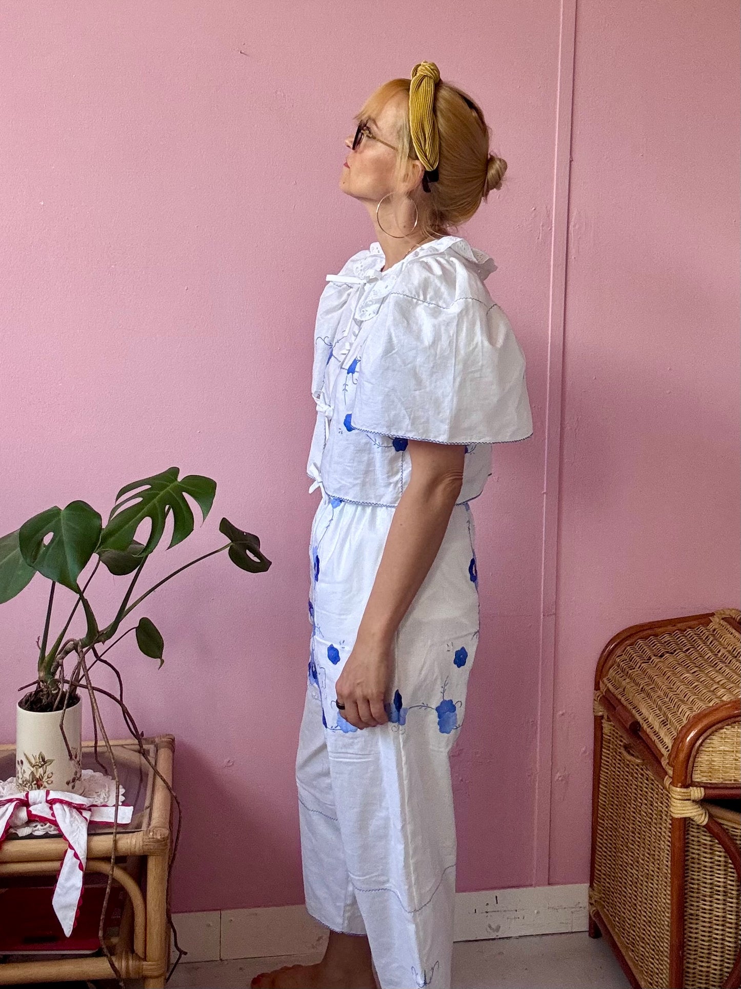 Blue floral appliqués trousers set