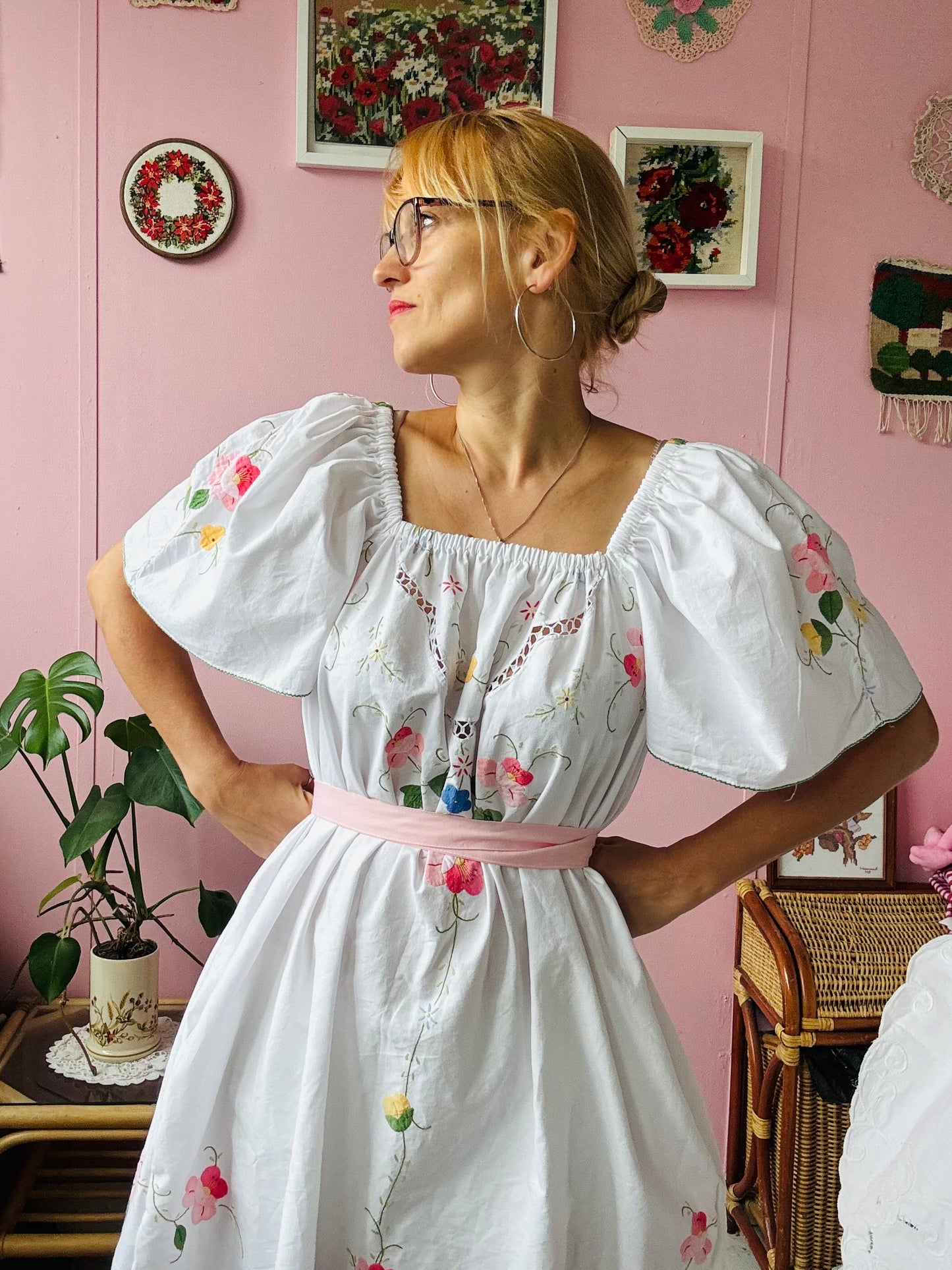 Floral appliqués short dress with pink belt