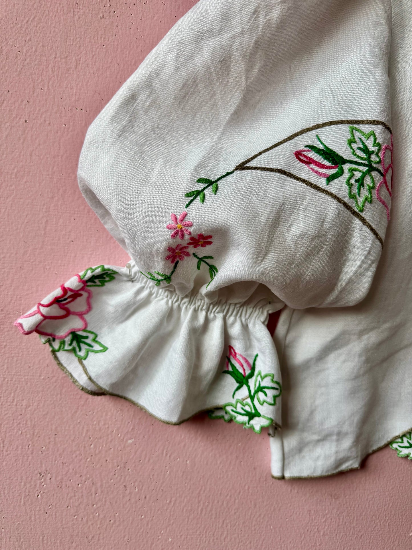 Linen blouse with roses embroidery