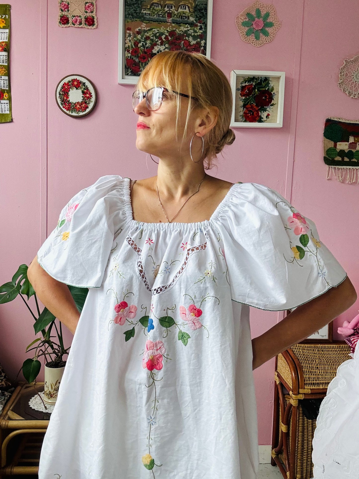 Floral appliqués short dress with pink belt