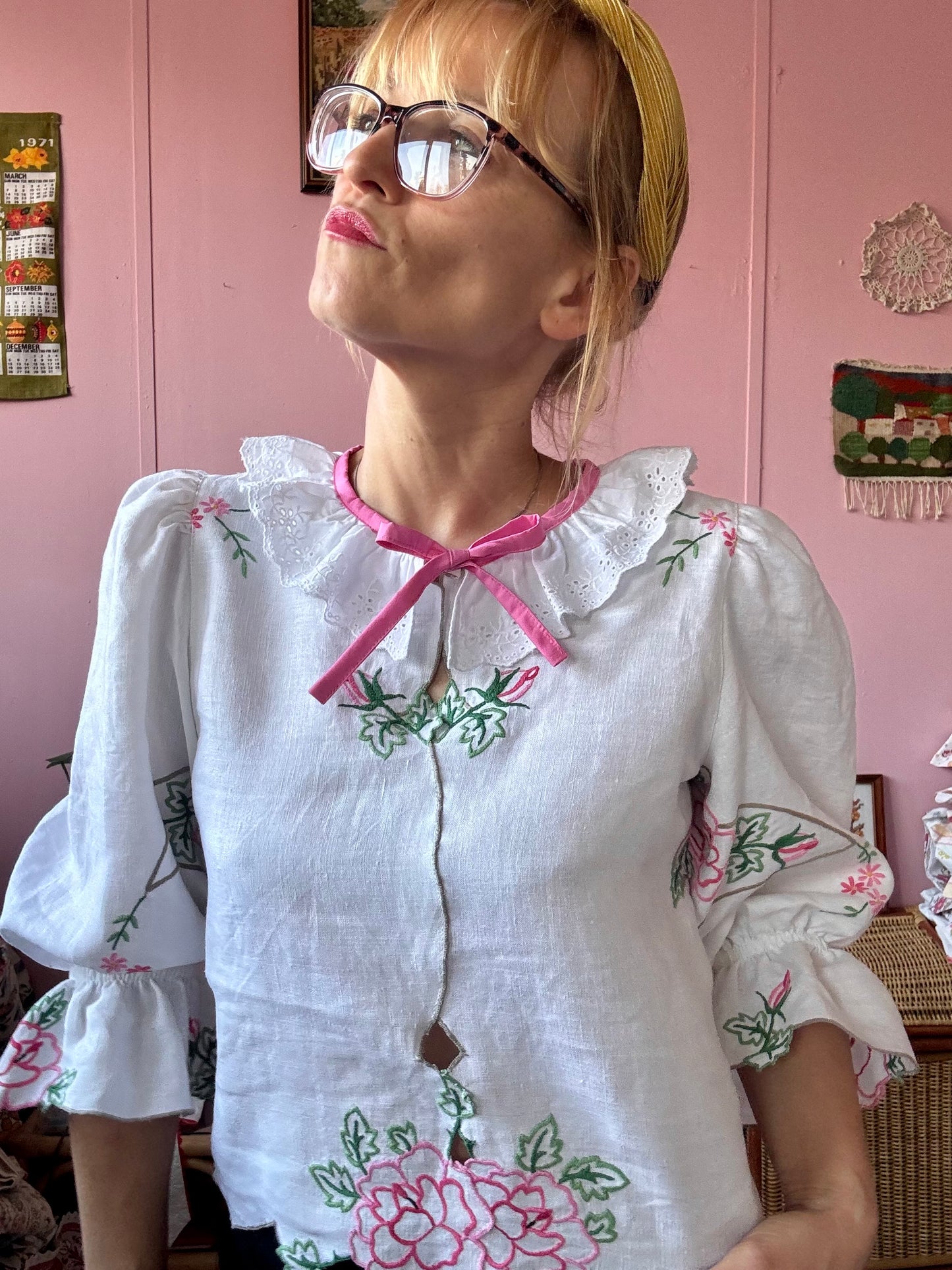 Linen blouse with roses embroidery