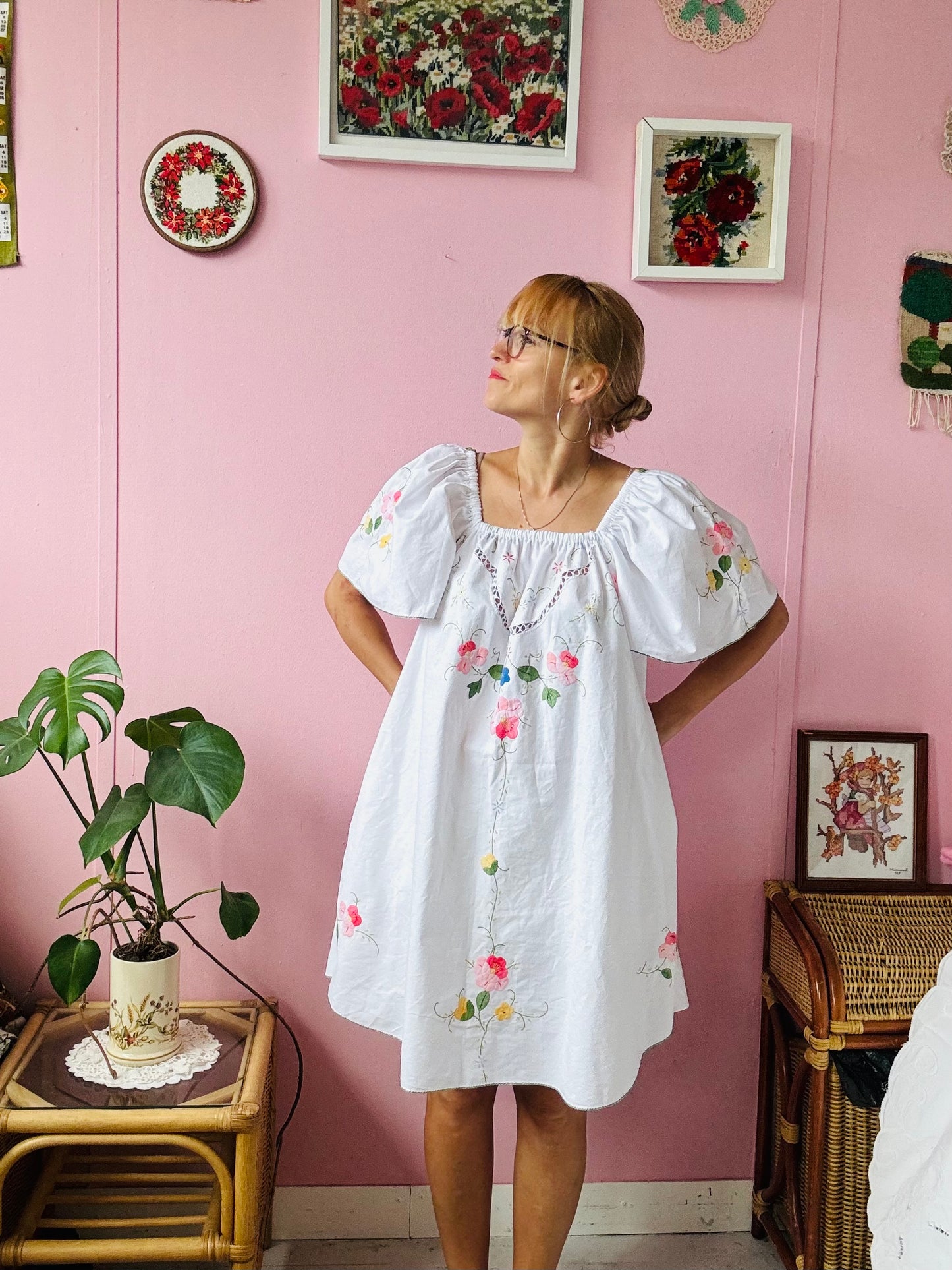 Floral appliqués short dress with pink belt