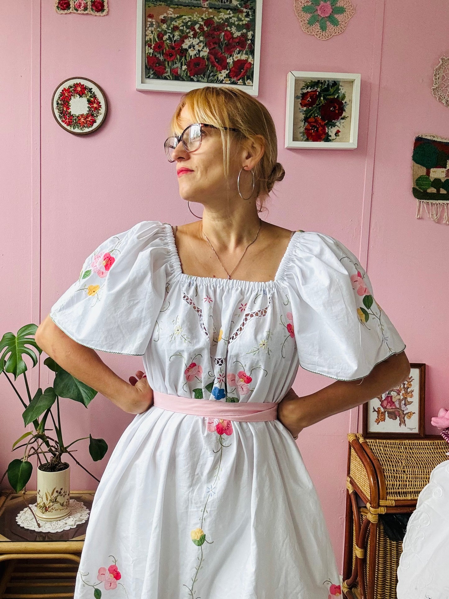 Floral appliqués short dress with pink belt