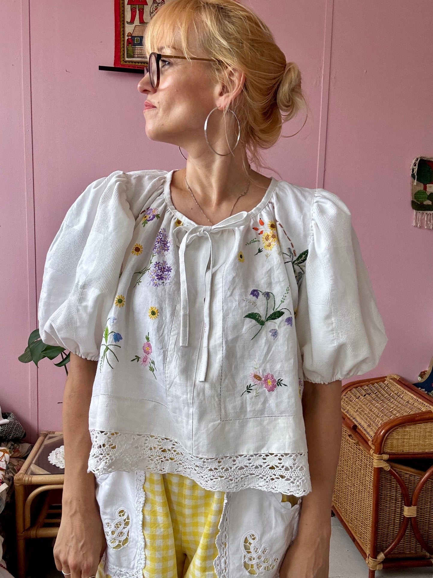 Floral embroidery blouse with lace hemline trim