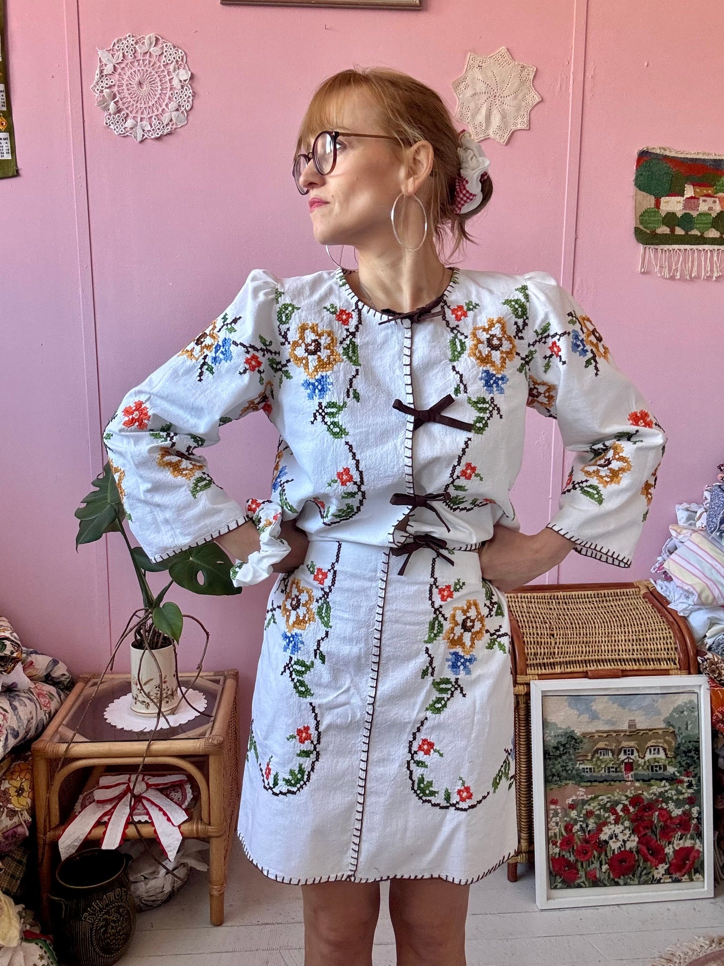Embroidery set with brown bows