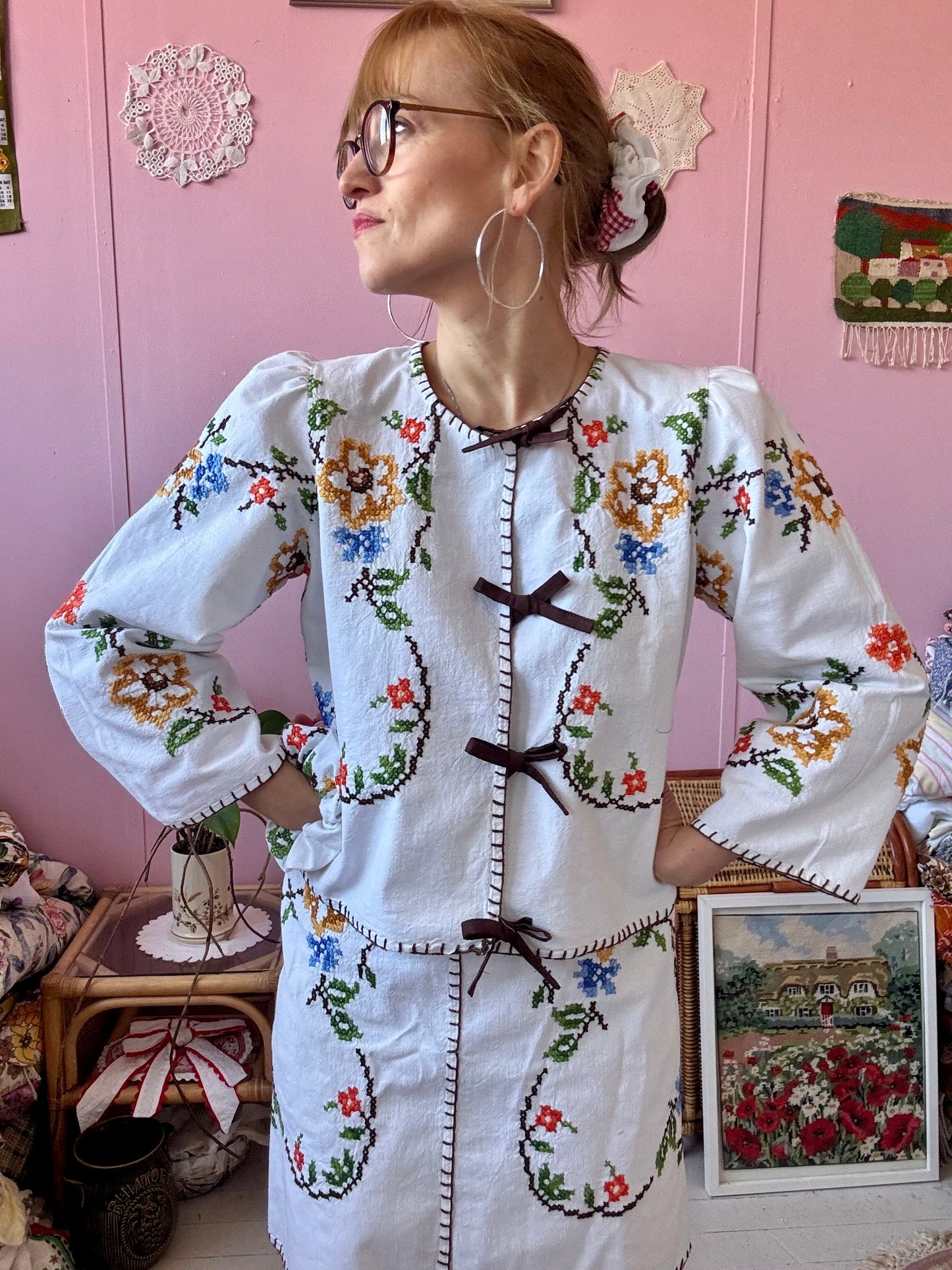 Embroidery set with brown bows