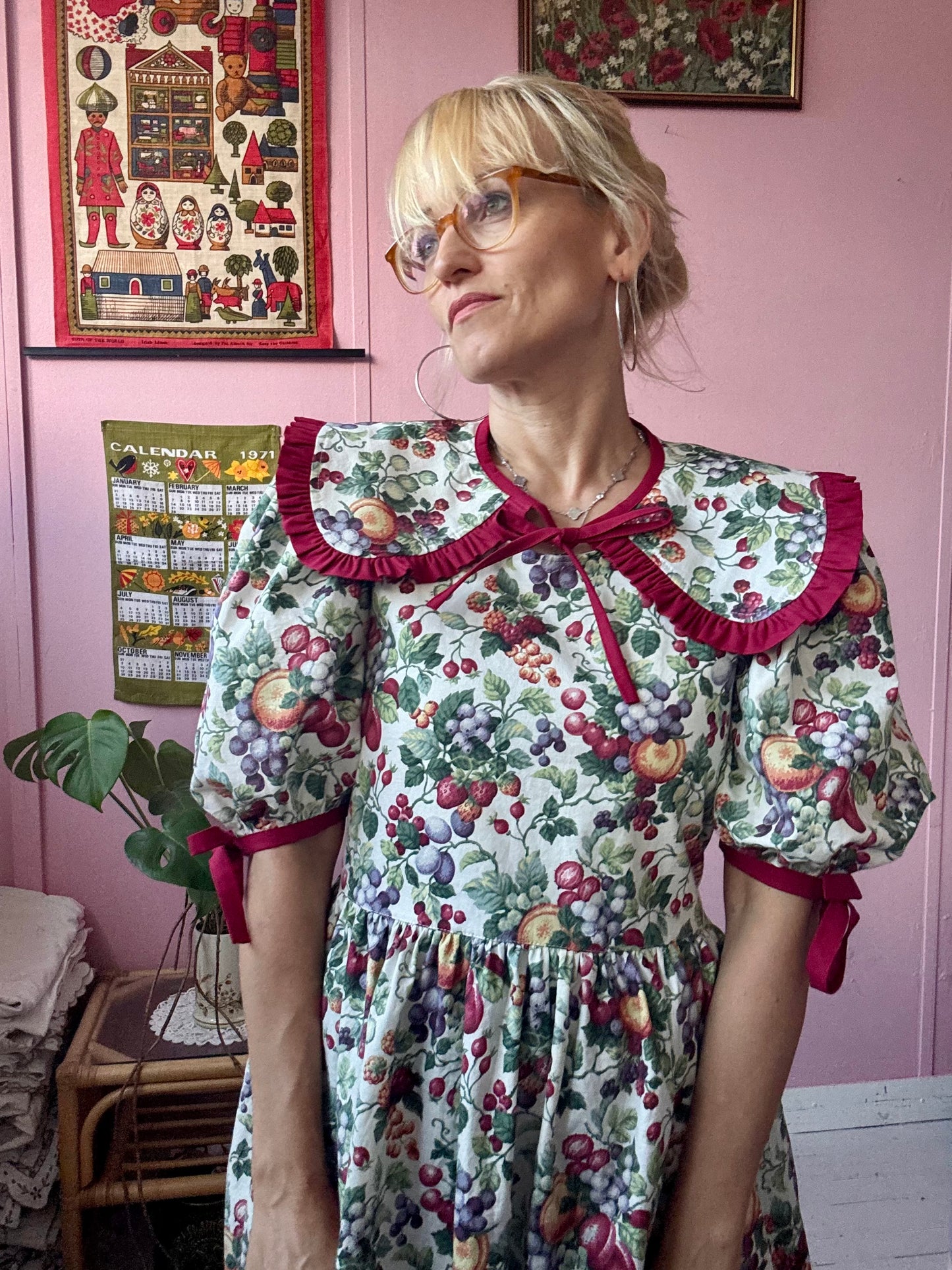 White fruity dress with detachable collar