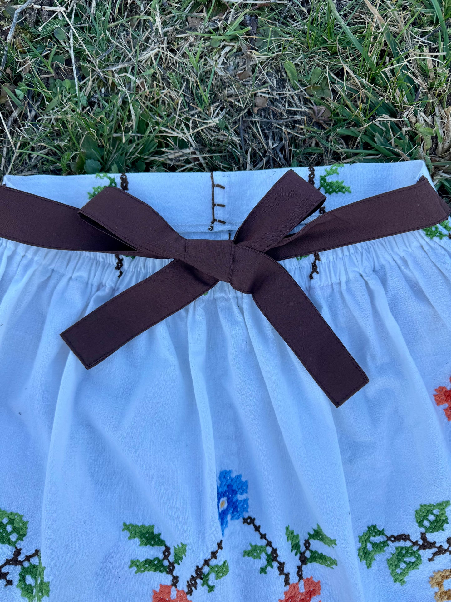 Embroidery set with brown bows