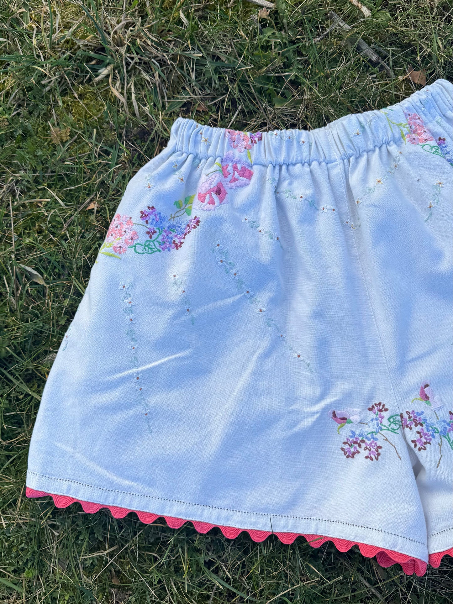 Cotton shorts with floral embroidery and ric rac
