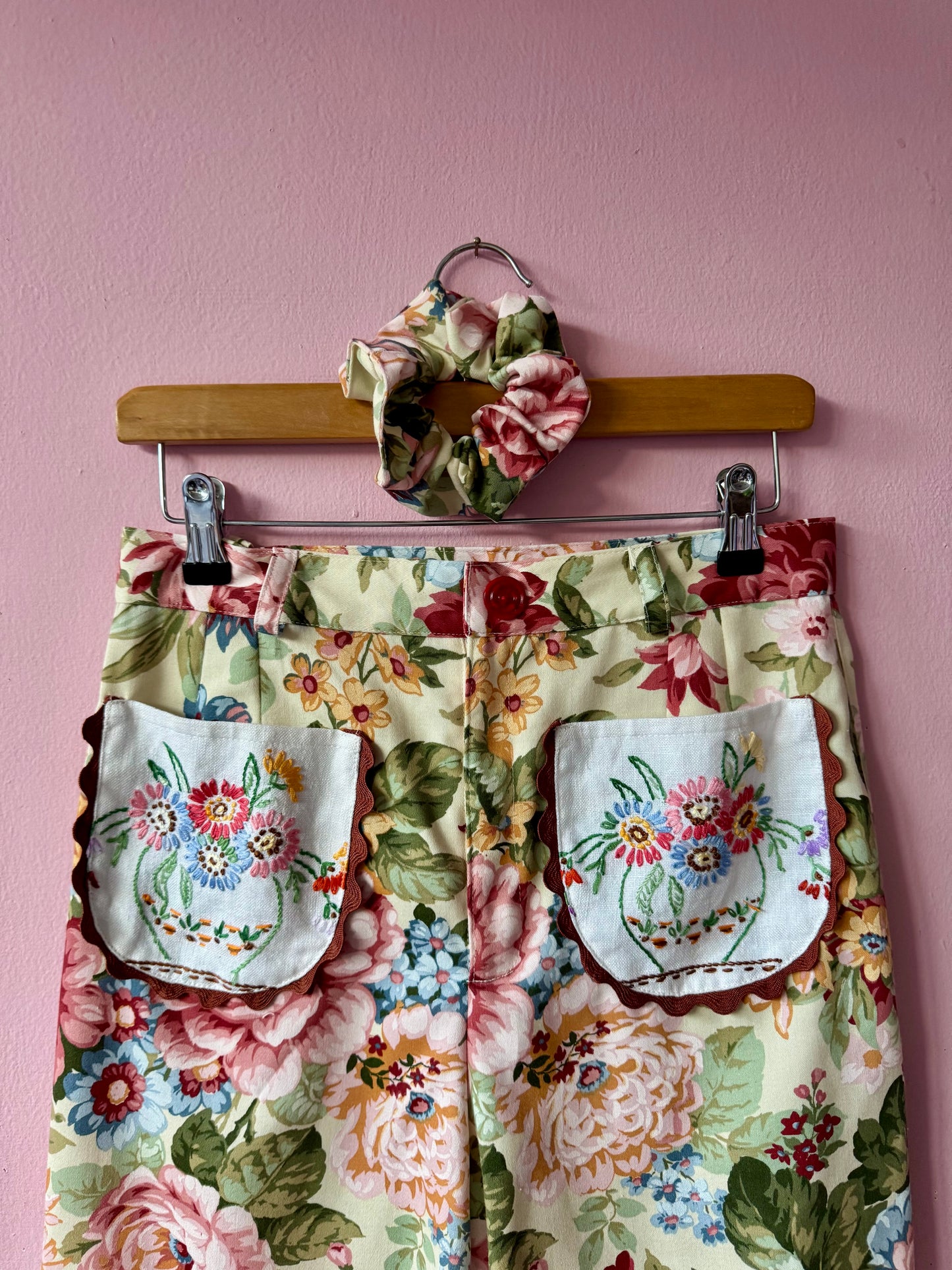 Floral trousers with embroidery pockets