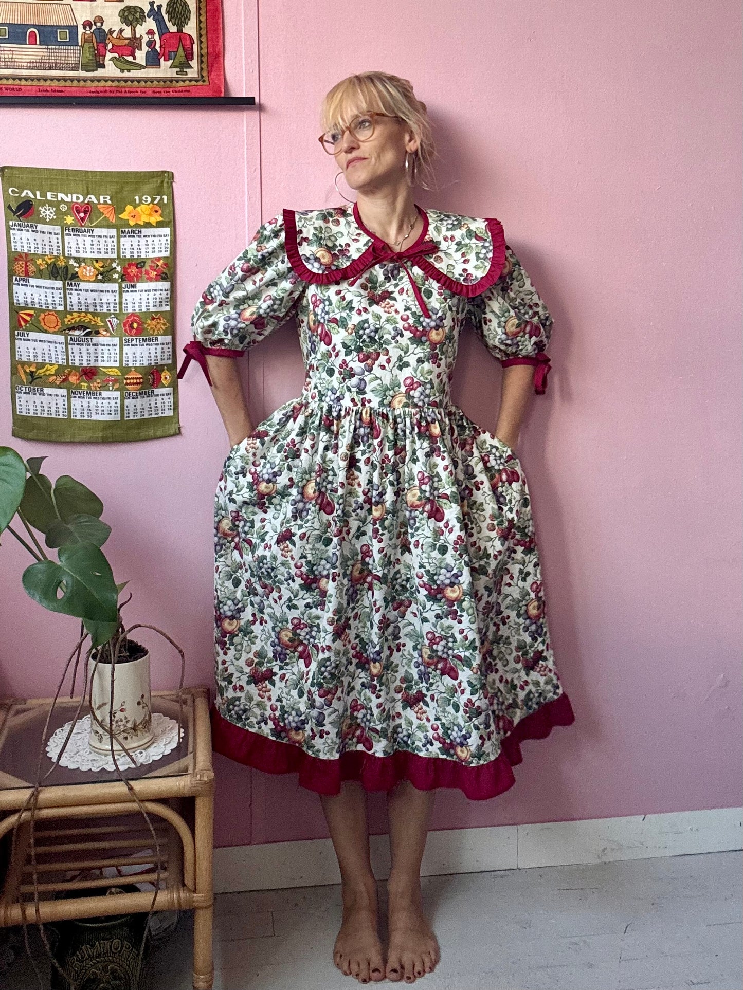 White fruity dress with detachable collar