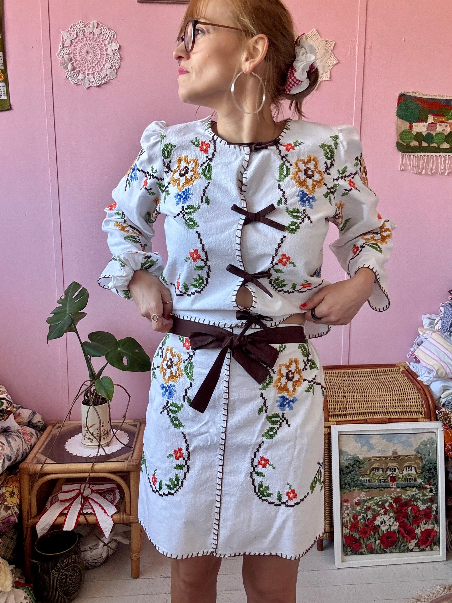 Embroidery set with brown bows