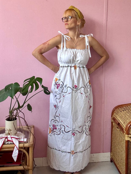 Maxi dress with embroidery