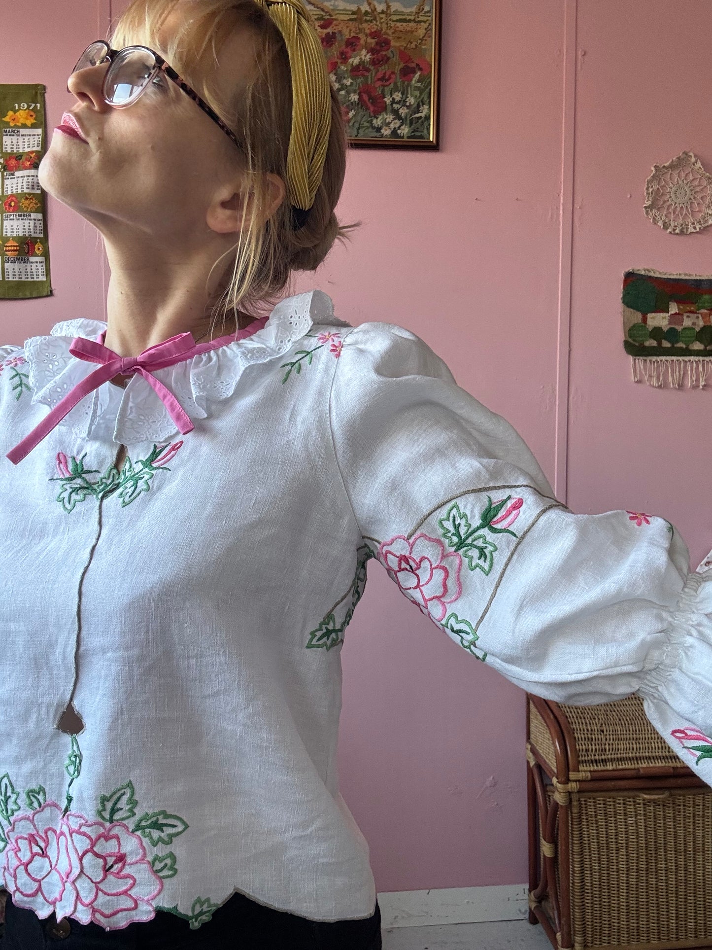 Linen blouse with roses embroidery