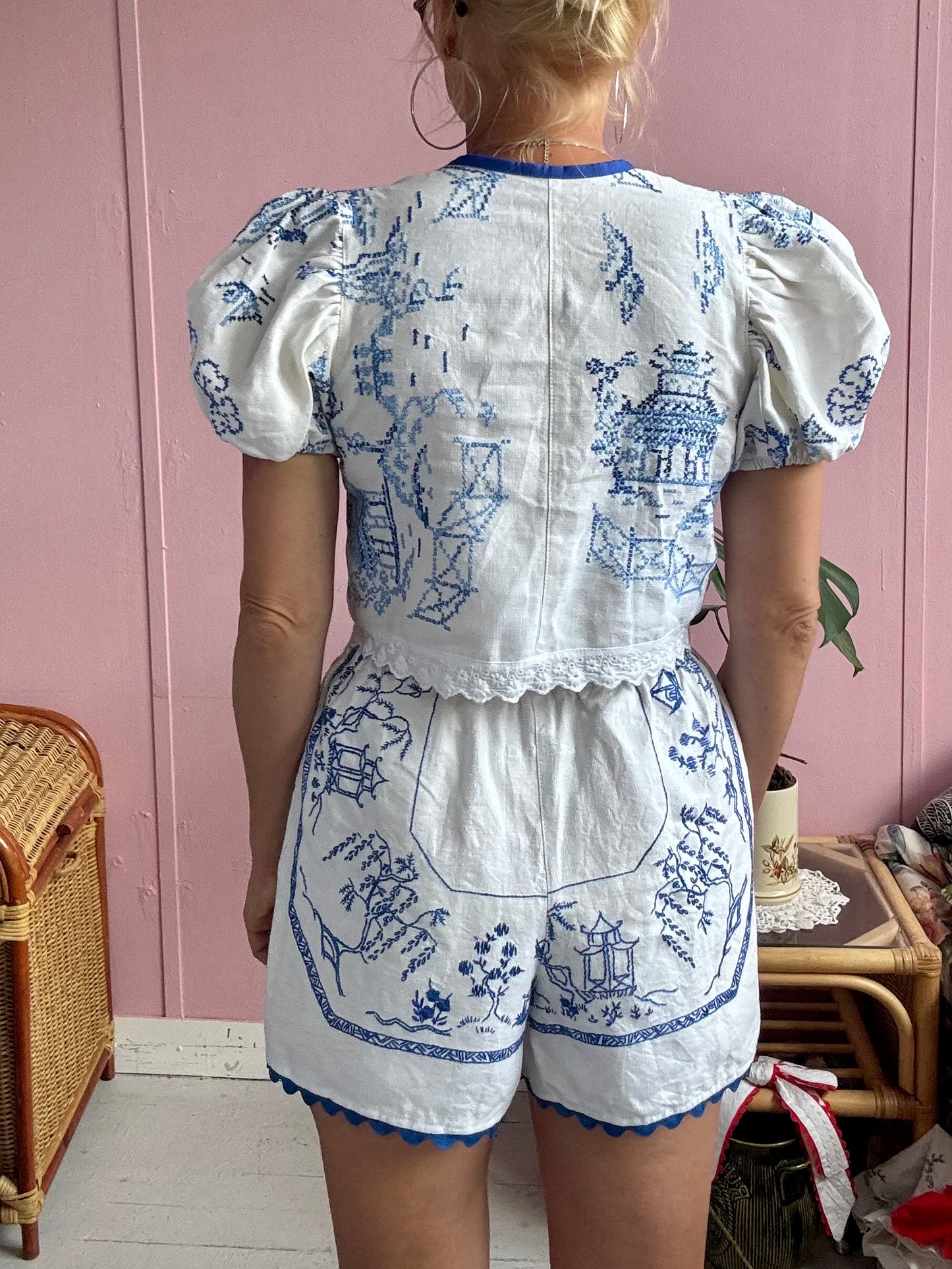 Short blouse with blue embroidery and blue bows