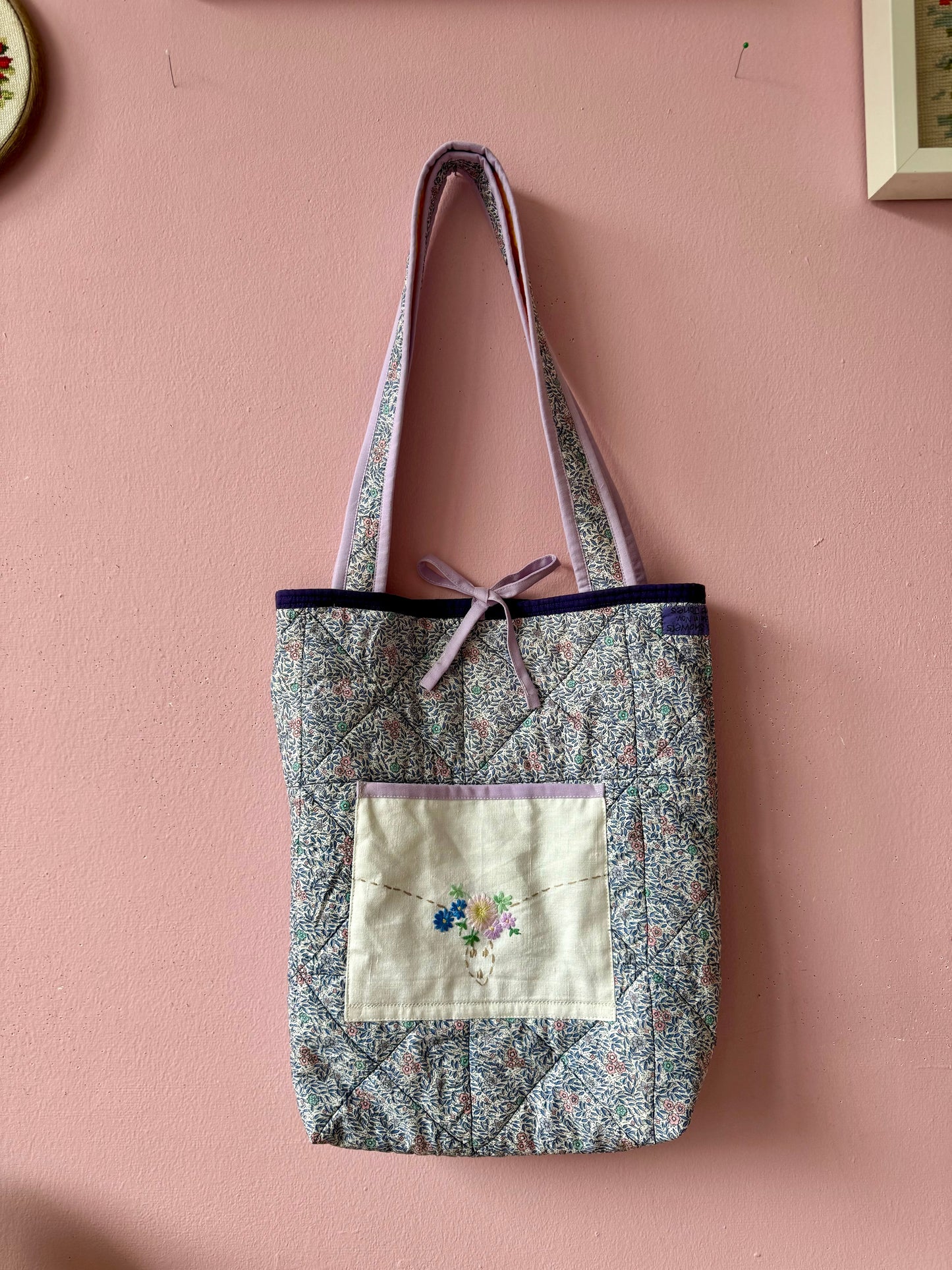 Patchwork and floral tote bag with pockets